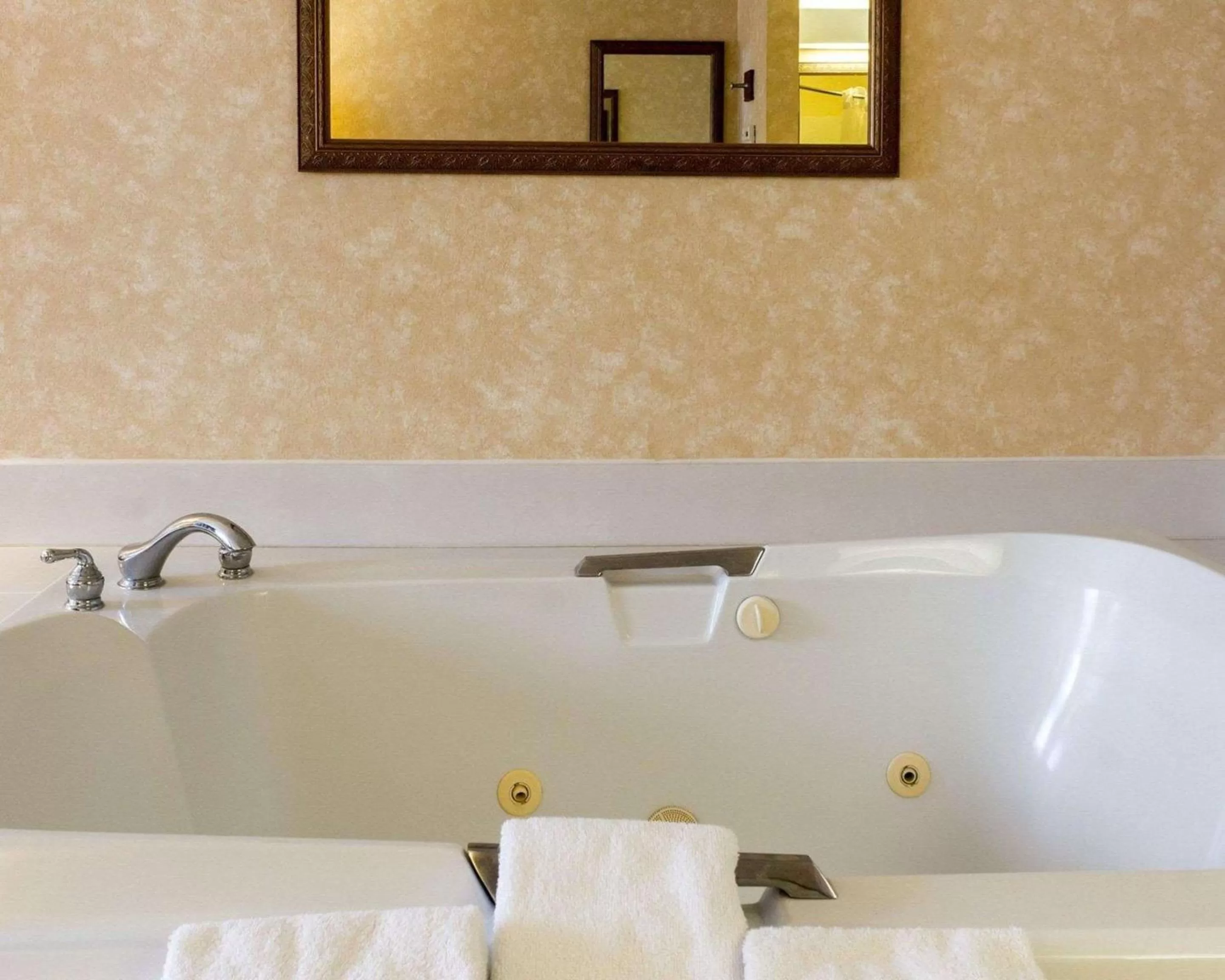 Photo of the whole room in Quality Inn