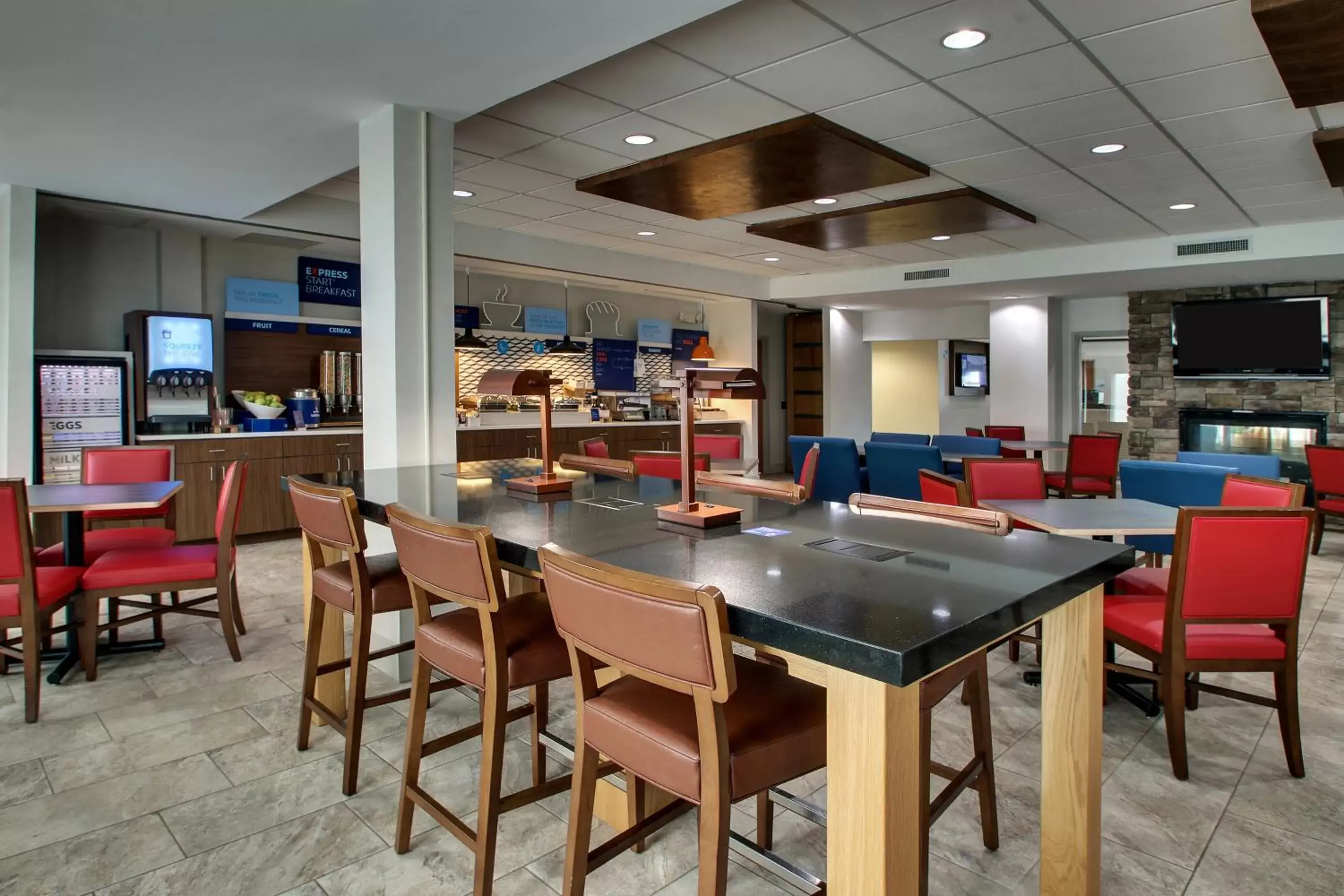 Breakfast, Lounge/Bar in Holiday Inn Express Hotel & Suites Waukegan/Gurnee, an IHG Hotel