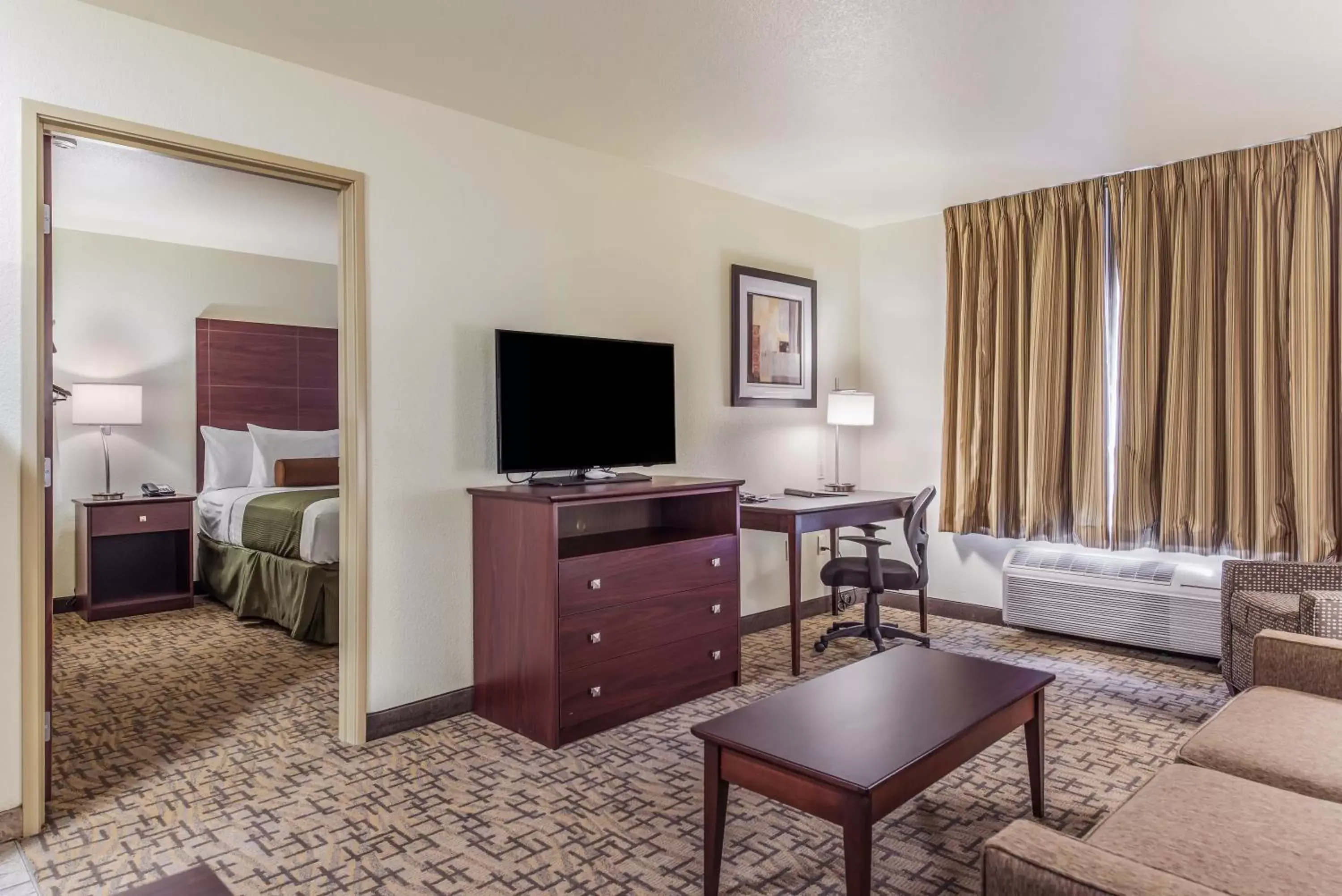 Bedroom, TV/Entertainment Center in Cobblestone Hotel & Suites - Hutchinson