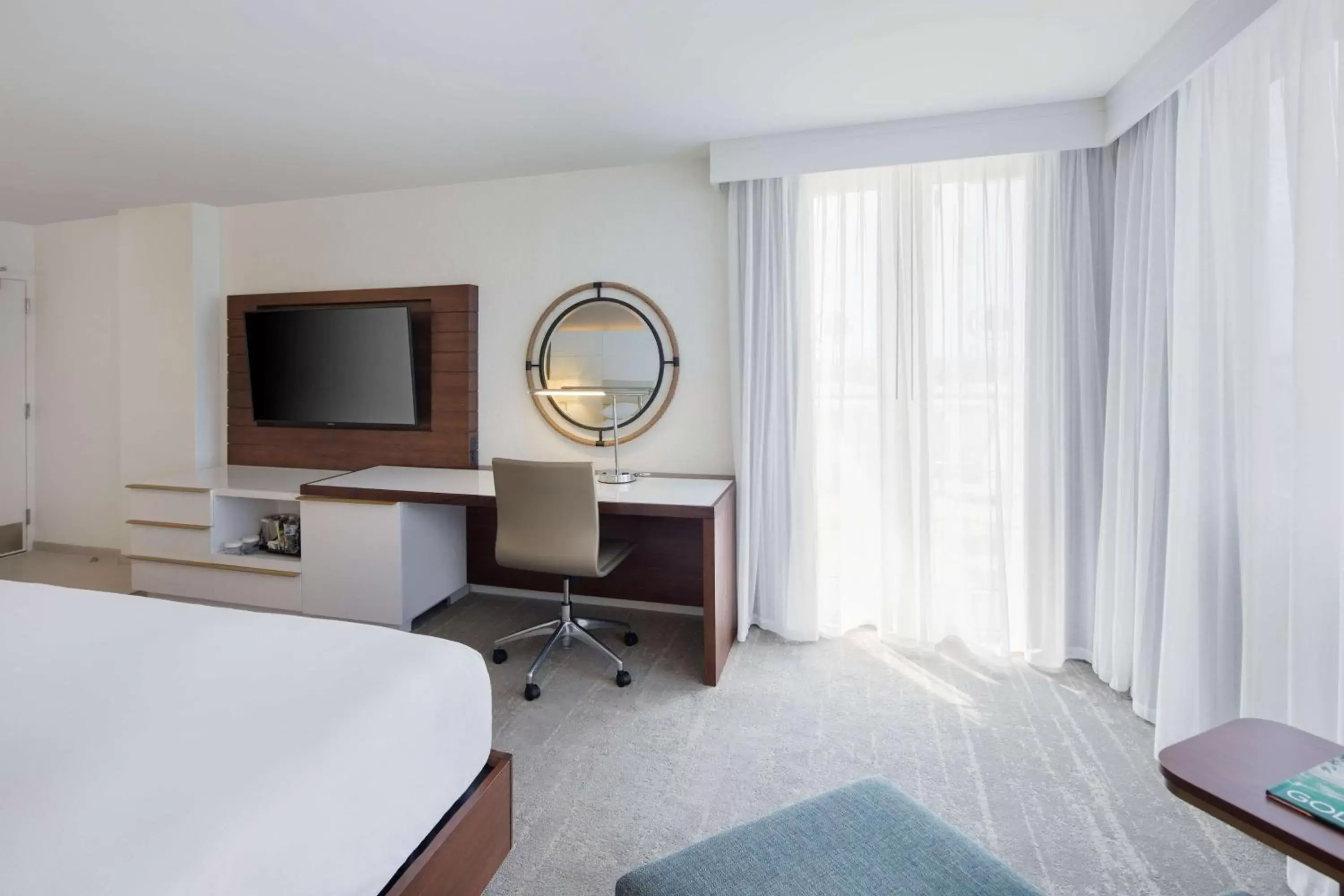 Bedroom, Bed in DoubleTree by Hilton Hotel Deerfield Beach - Boca Raton