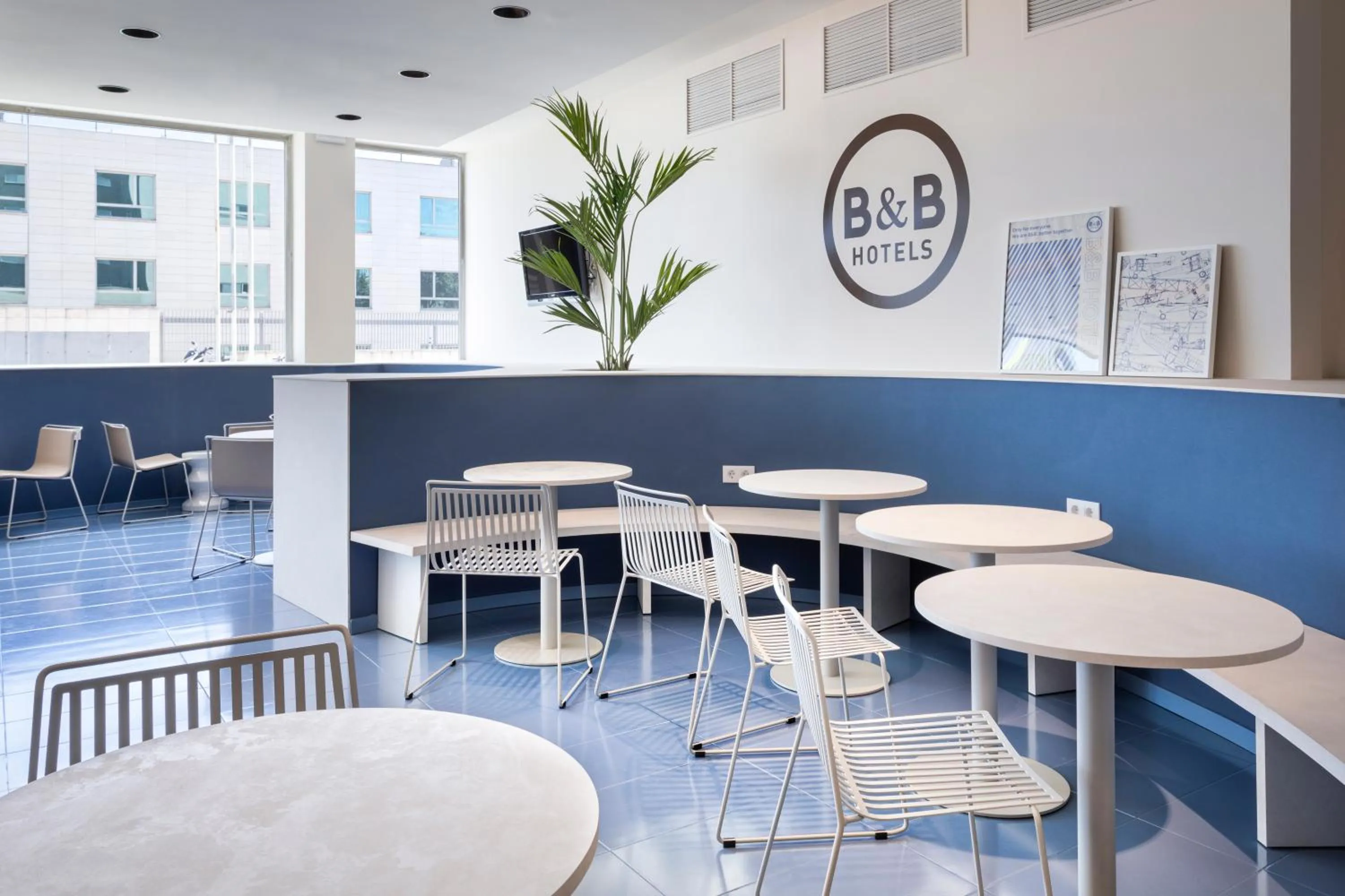 Restaurant/places to eat in B&B HOTEL Madrid Aeropuerto T1 T2 T3