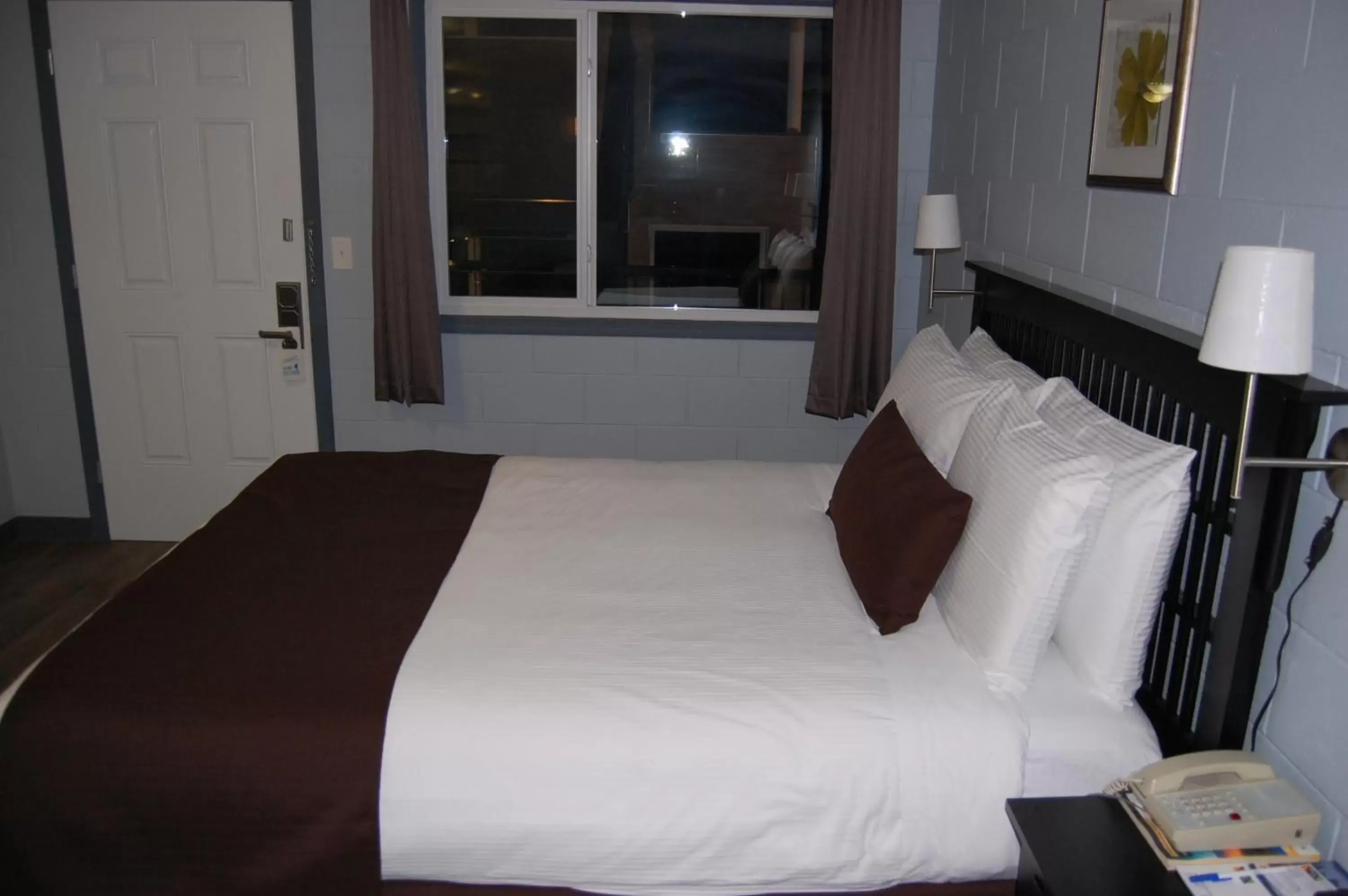 Photo of the whole room, Bed in Rest Inn