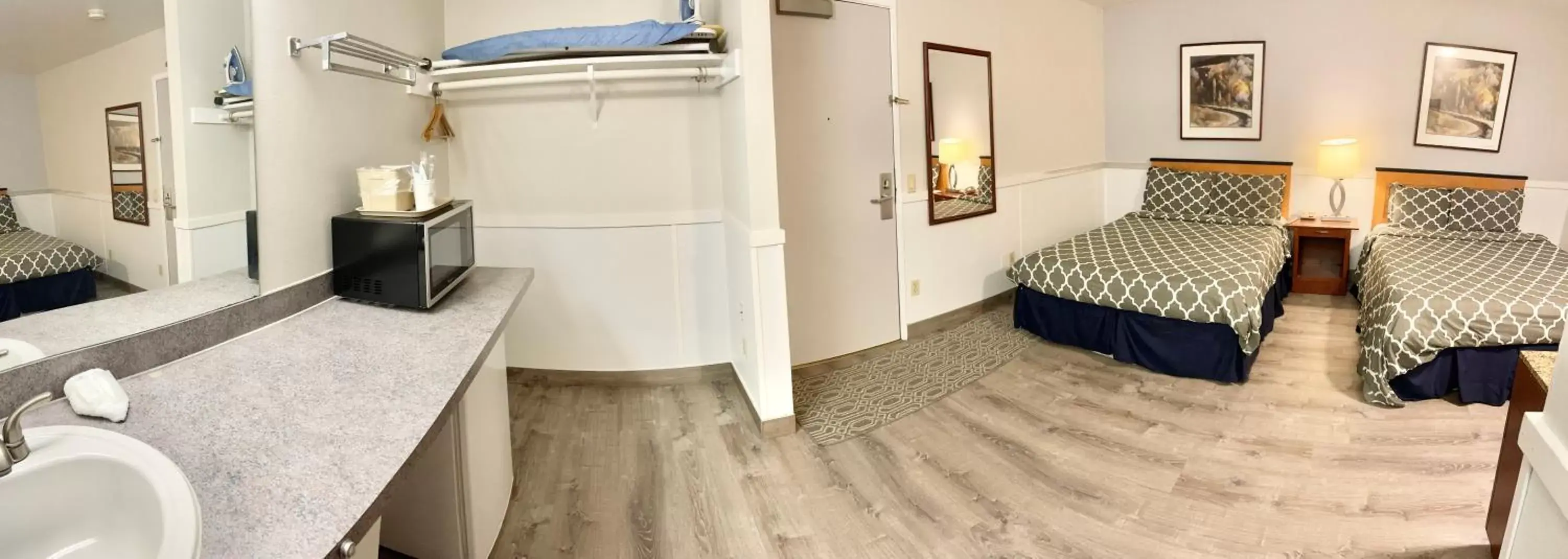 Double Room with Two Double Beds - Non-Smoking in Americas Inn & Suite Double Room with Two Double Beds - Non-Smoking in Americas Inn & Suite