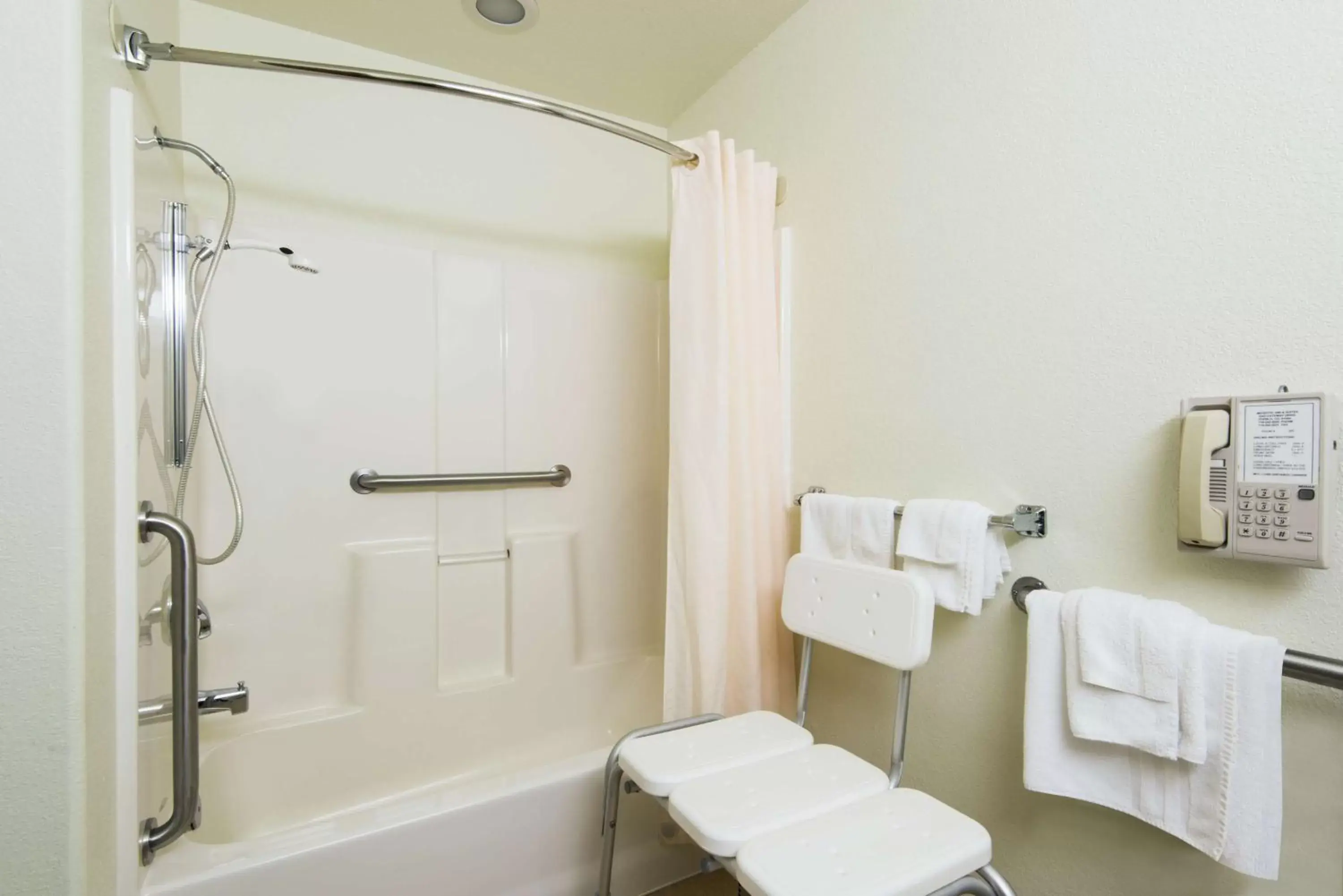 Queen Room with Bath Tub - Mobility Accessible/Non-Smoking in Microtel Inn and Suites Pueblo