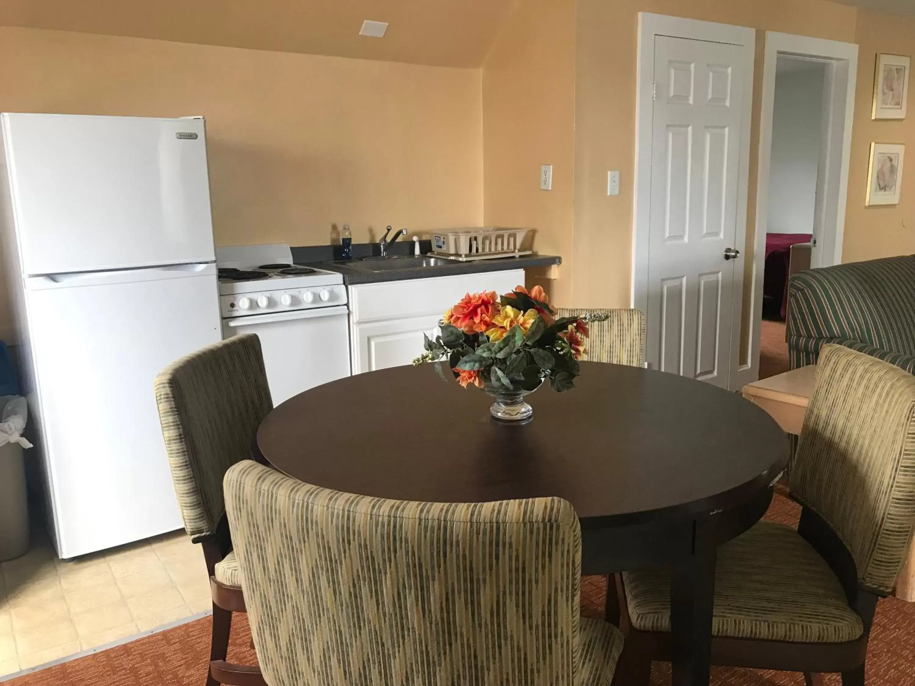 Coffee/tea facilities, Dining Area in Ocean Lodge Hotel & Apartments