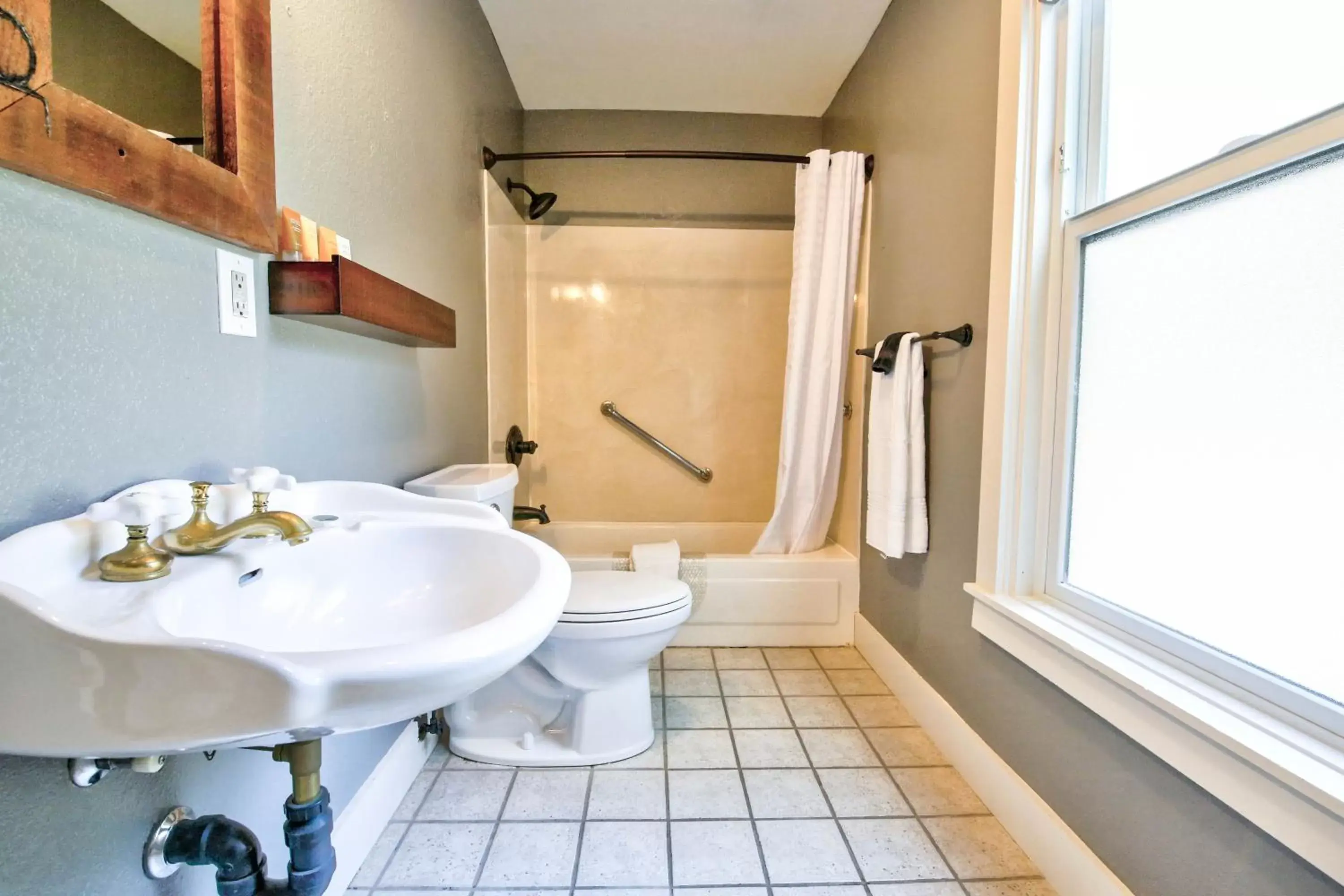 Toilet, Bathroom in The Groveland Hotel