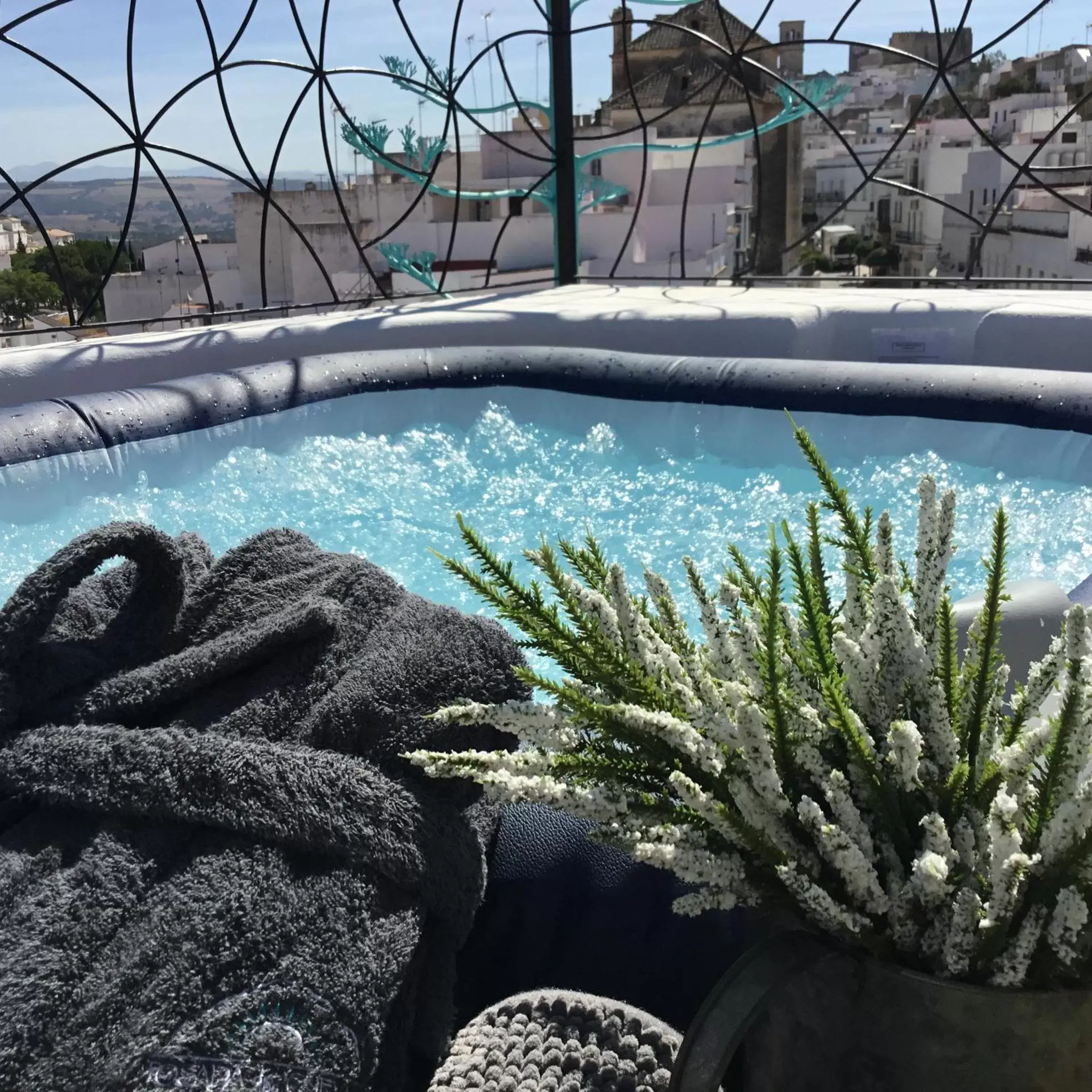 Hot Tub, Swimming Pool in Hotel Posada de las Cuevas