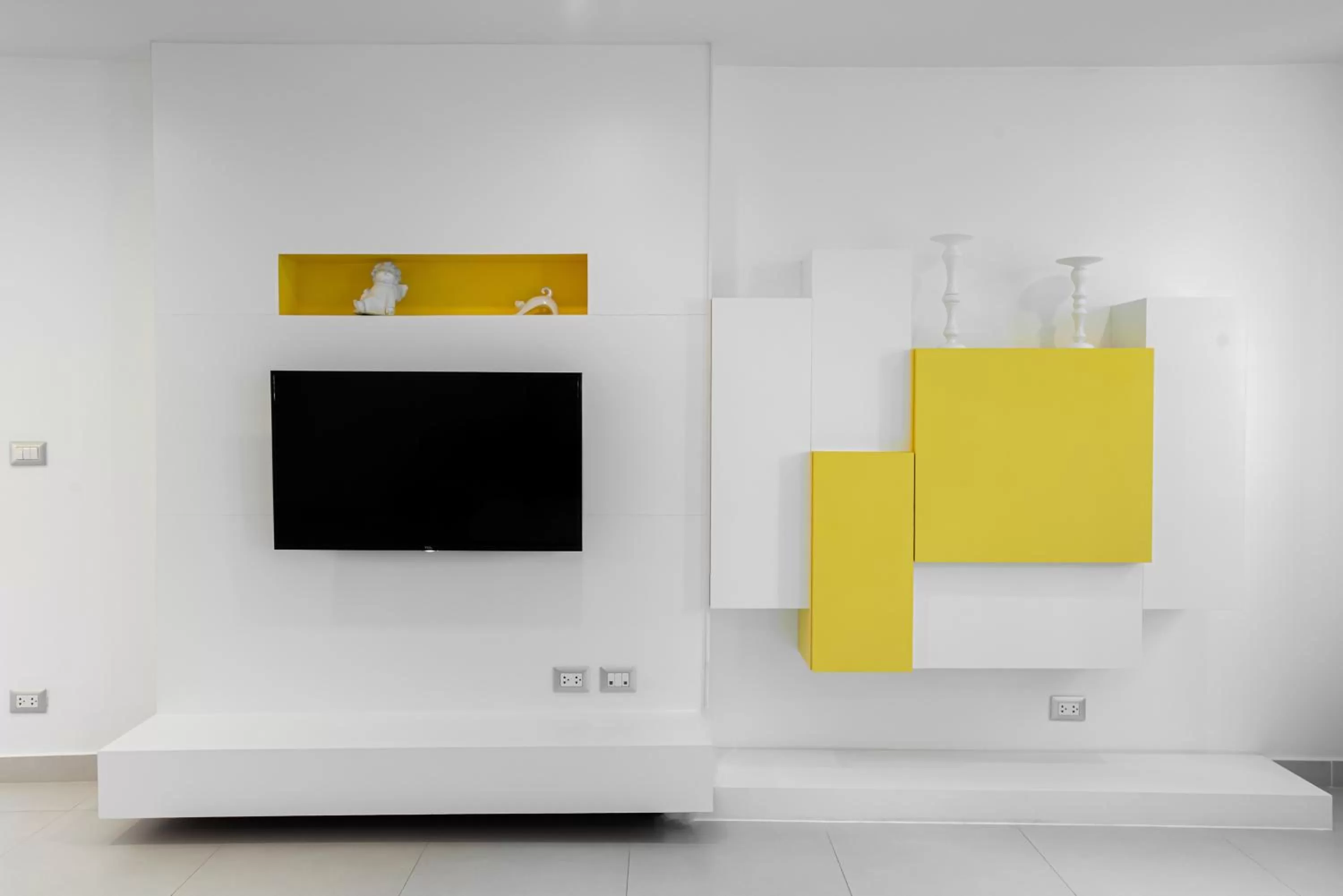 TV and multimedia in Benviar Tonson Residence