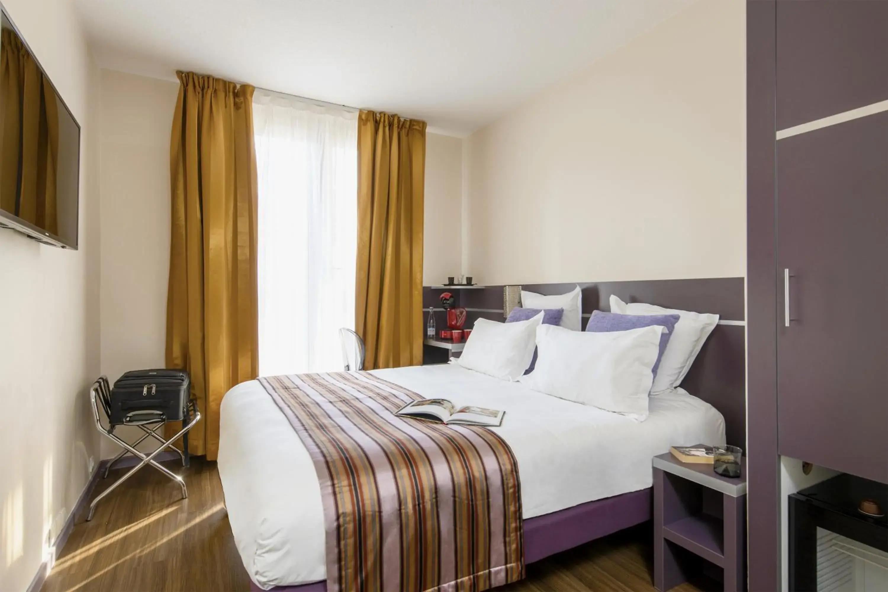 Bedroom, Bed in Hôtel Arles Plaza