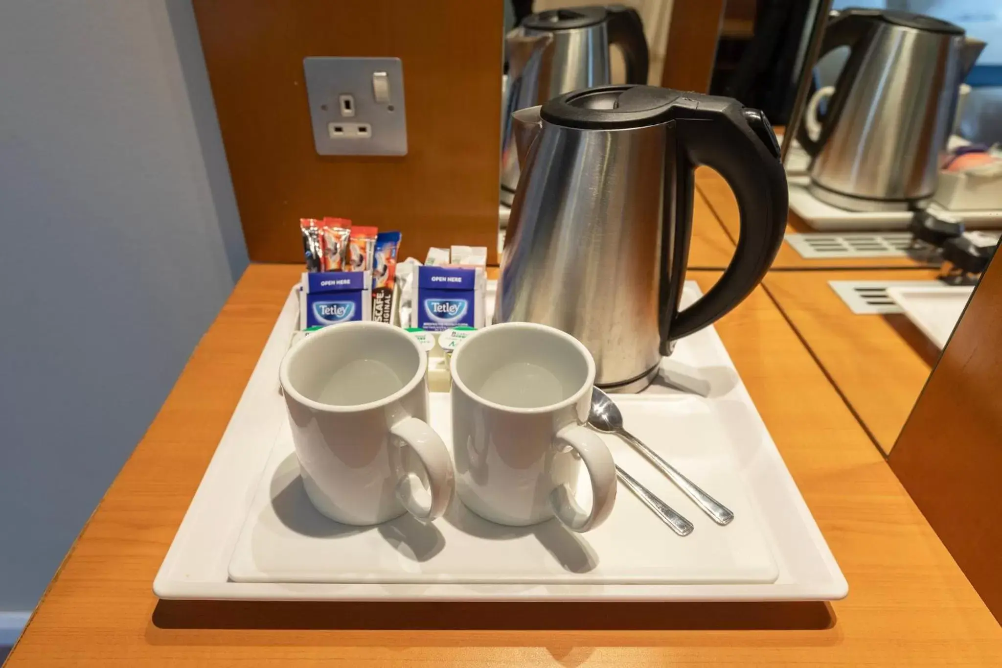 Bedroom, Coffee/Tea Facilities in Holiday Inn London Sutton, an IHG Hotel