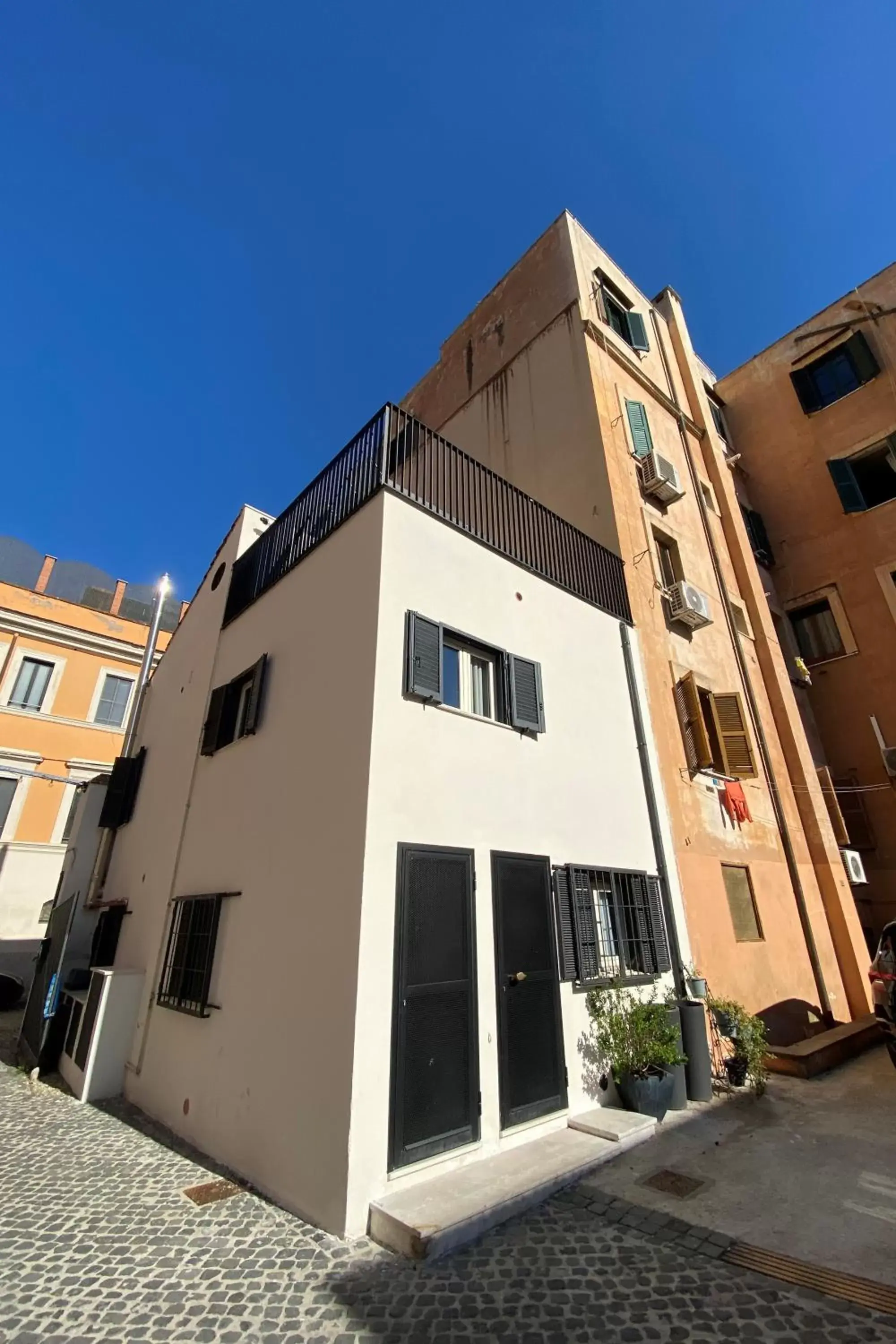 Property Building in Old Town Home Trastevere