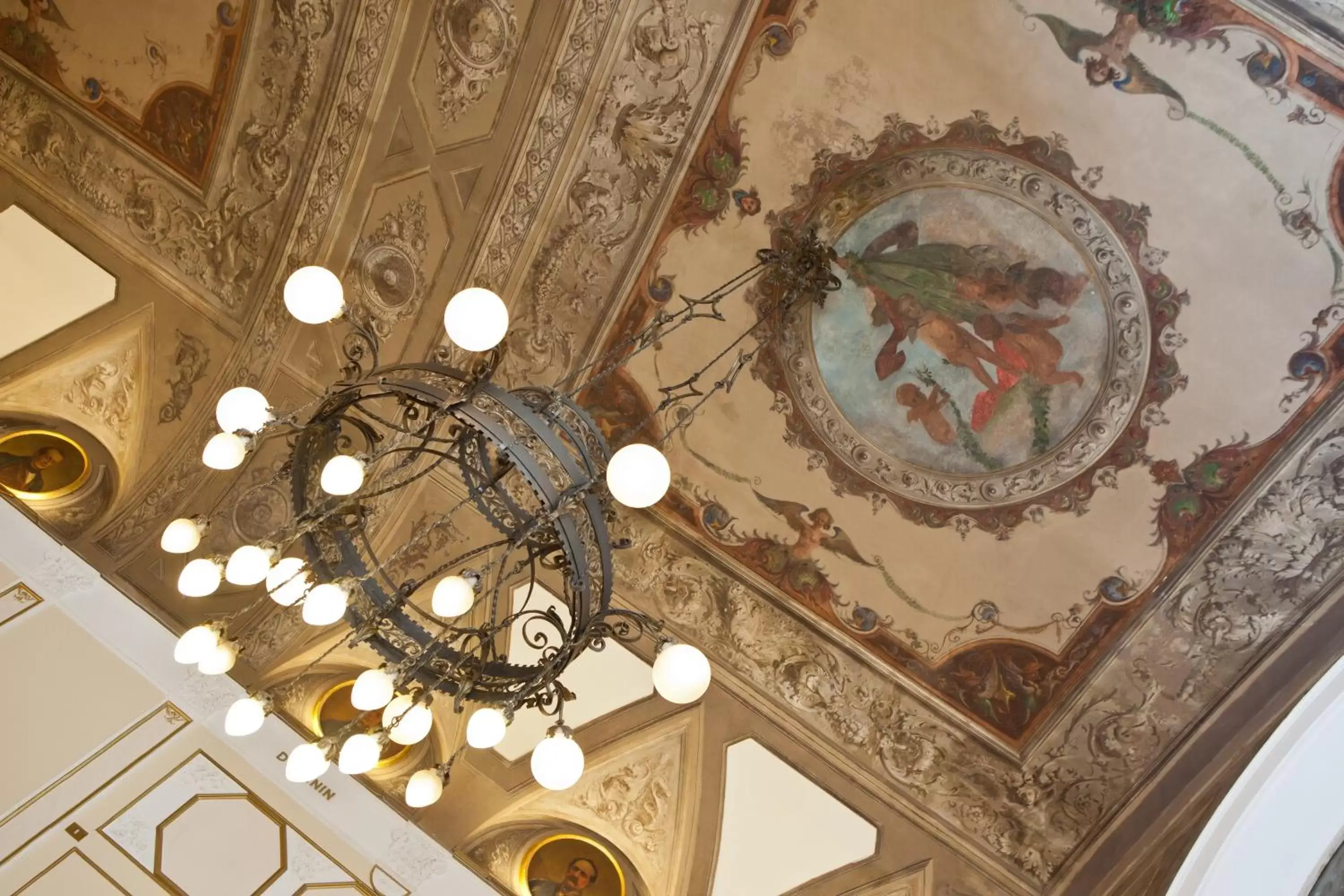 Restaurant/places to eat in Hotel Bernini Palace