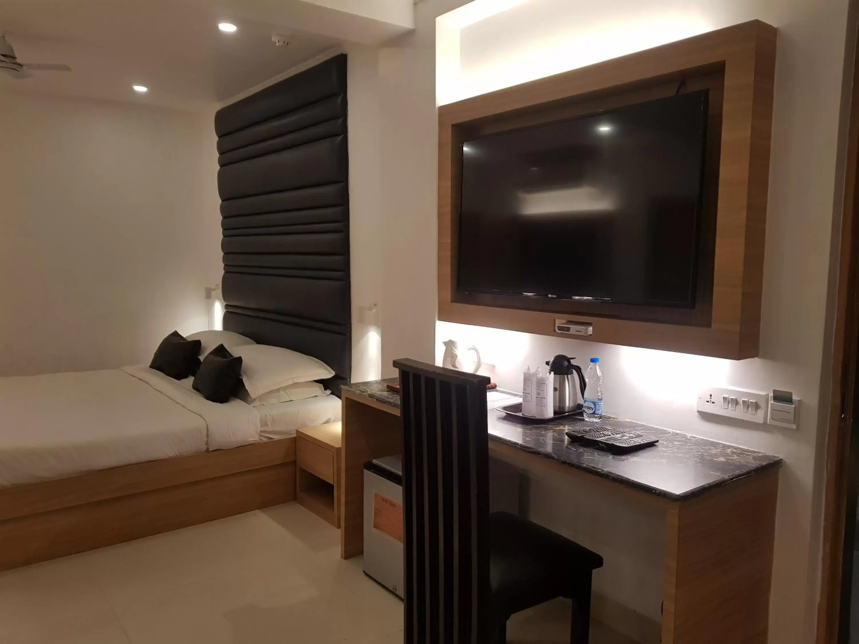 Bed, TV/Entertainment Center in Roland Hotel