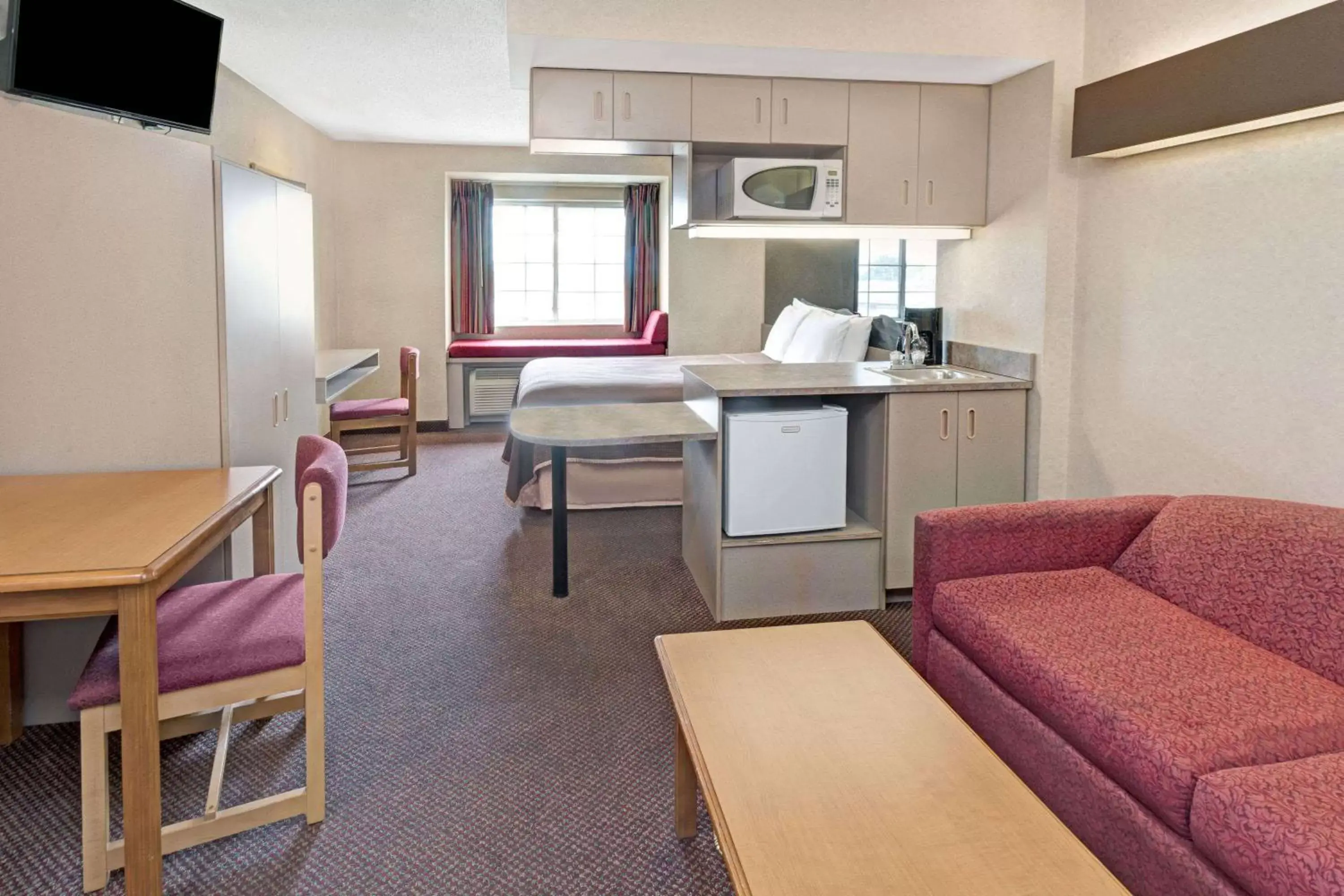 Bed, Kitchen/Kitchenette in Howard Johnson by Wyndham Elk Grove Village - Chicago O'Hare