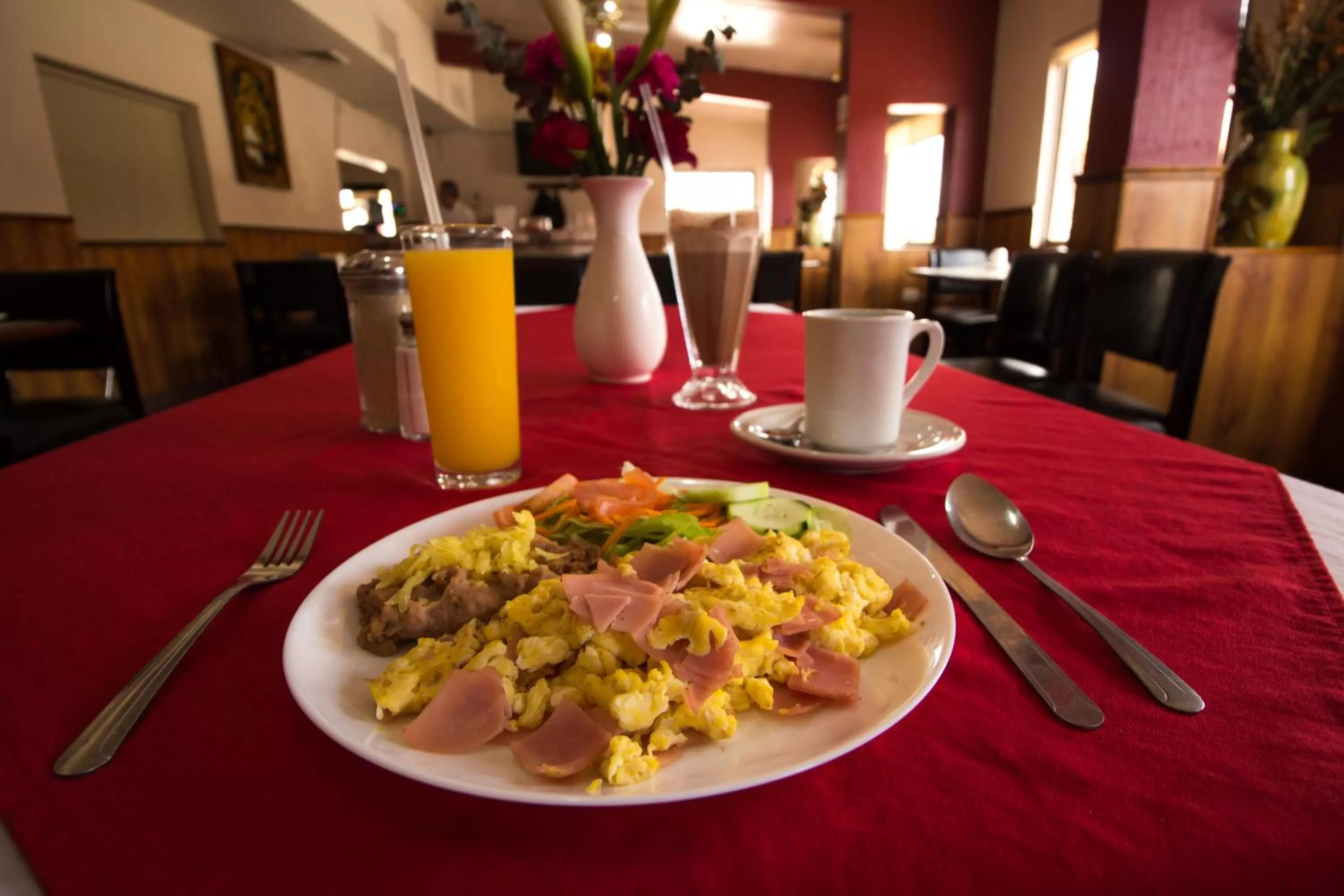 Food and drinks in HOTEL & SUITES MARROD