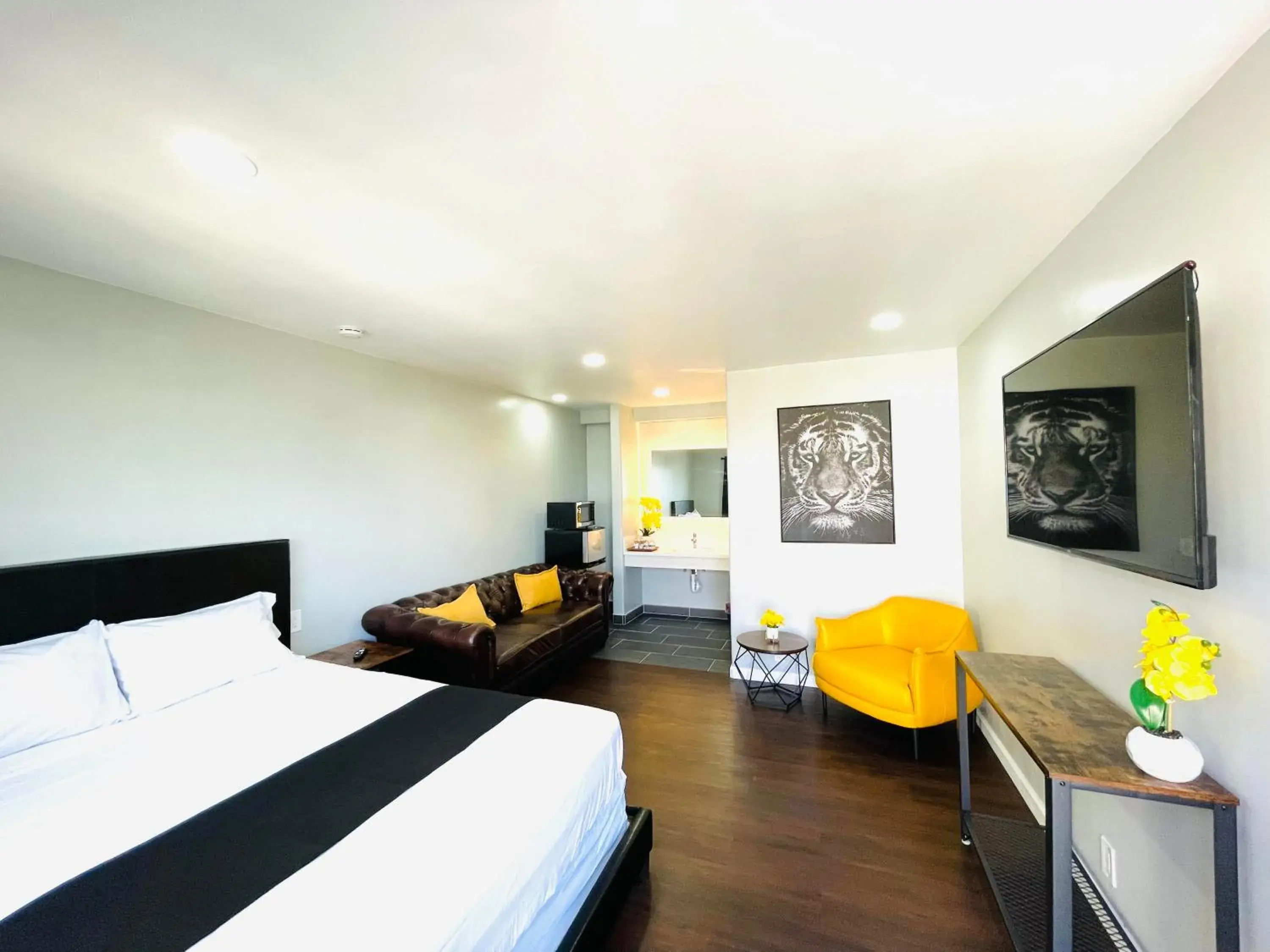 Communal lounge/ TV room, Bed in Hotel Villa Serena