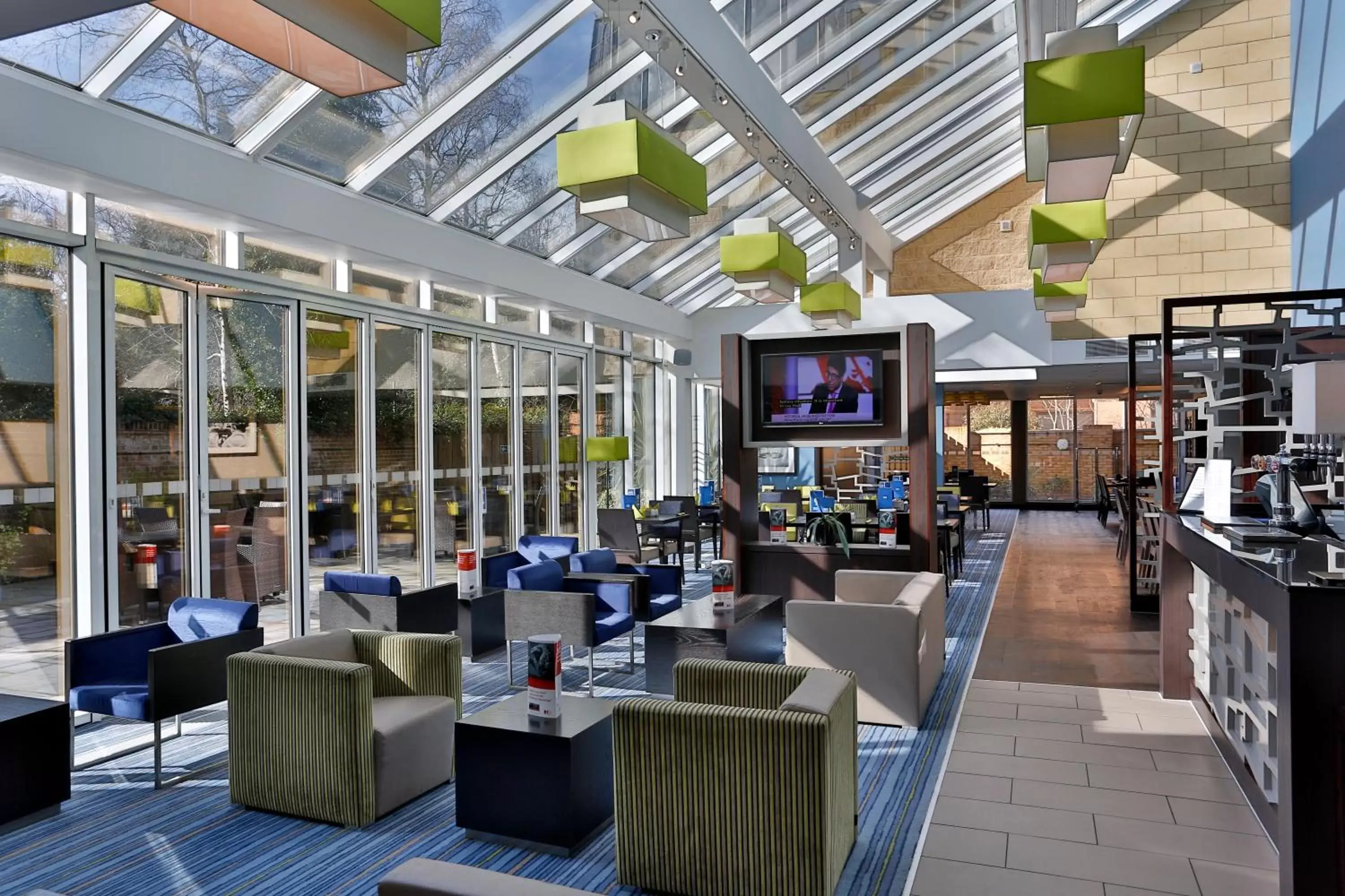 Lounge or bar, Restaurant/Places to Eat in Holiday Inn Express Windsor, an IHG Hotel