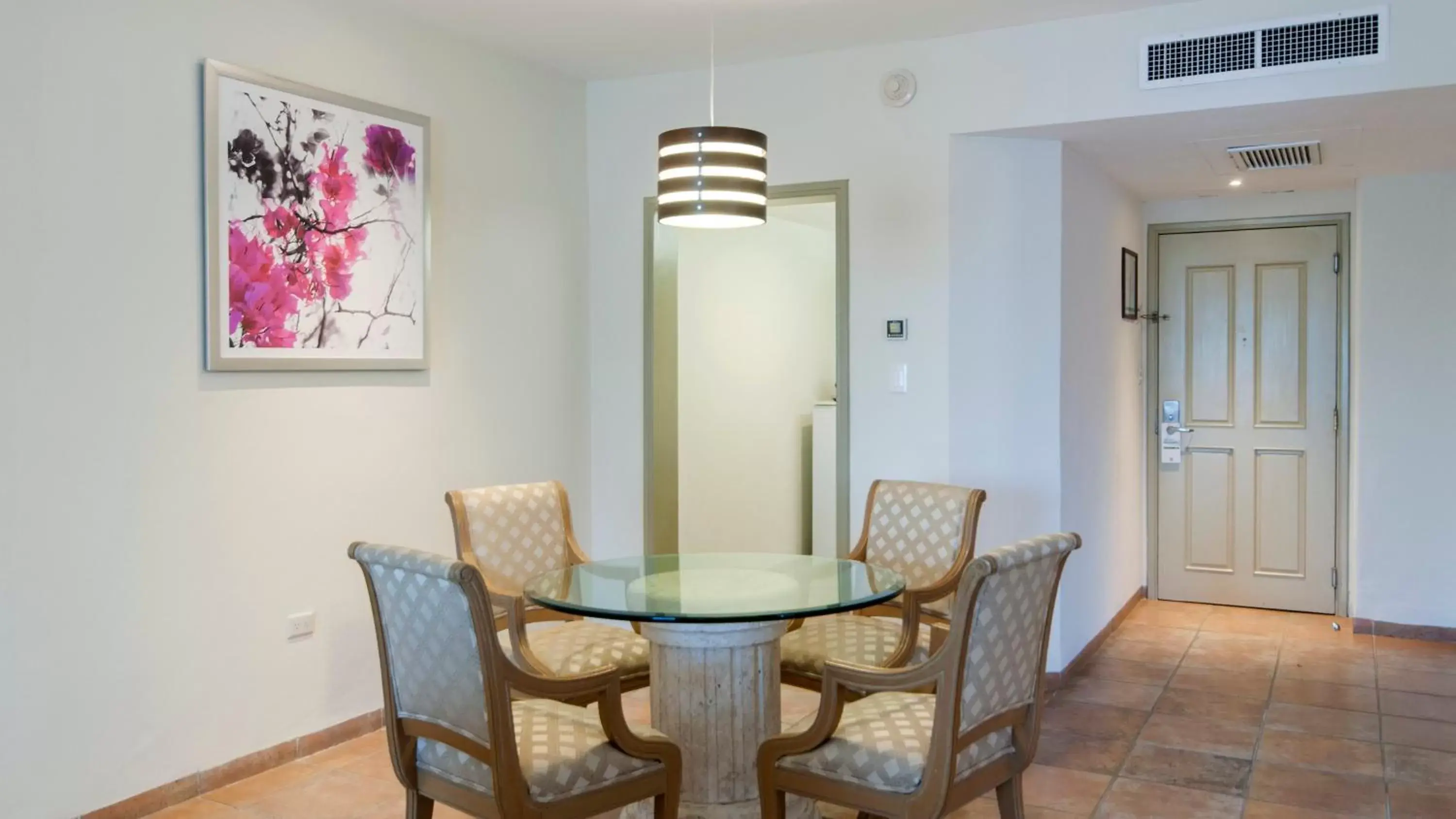 Photo of the whole room, Dining Area in Holiday Inn Ciudad Del Carmen, an IHG Hotel