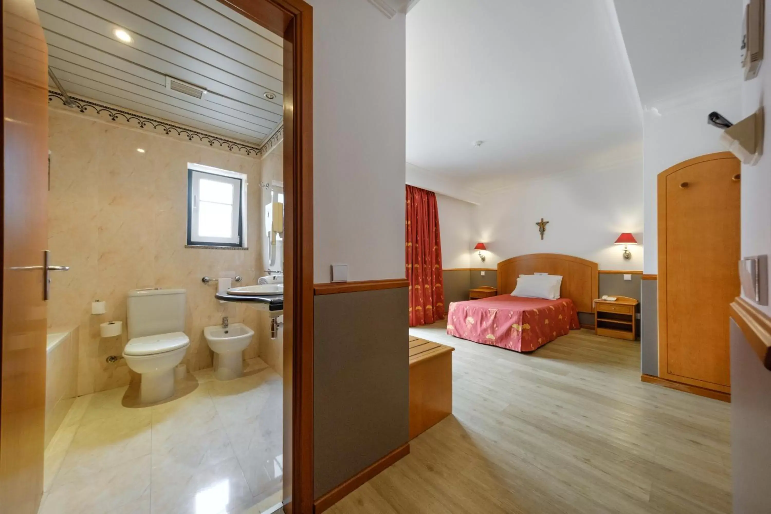 Bedroom, Bathroom in Hotel Santo Amaro