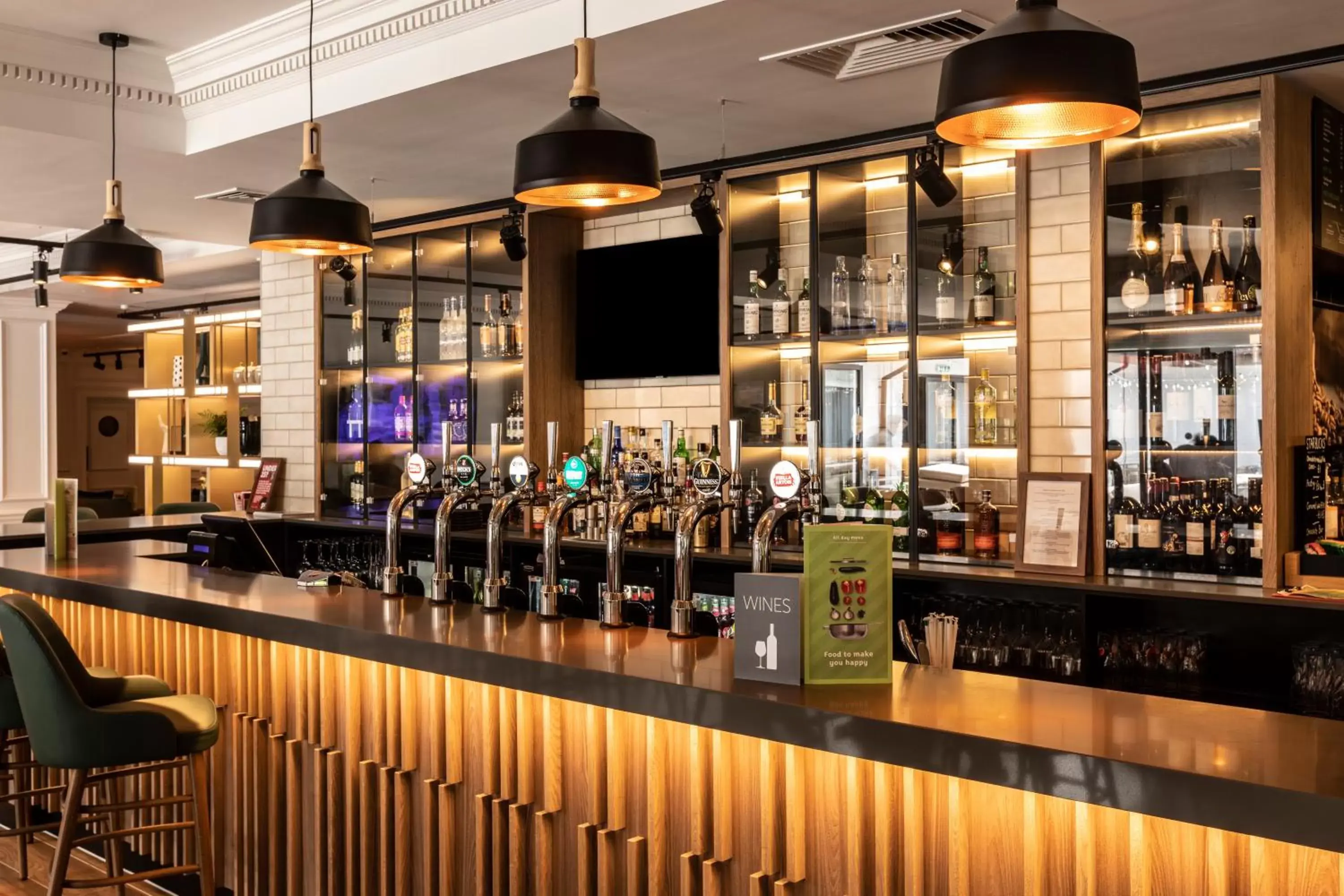 Lounge or bar, Restaurant/Places to Eat in Holiday Inn Guildford, an IHG Hotel