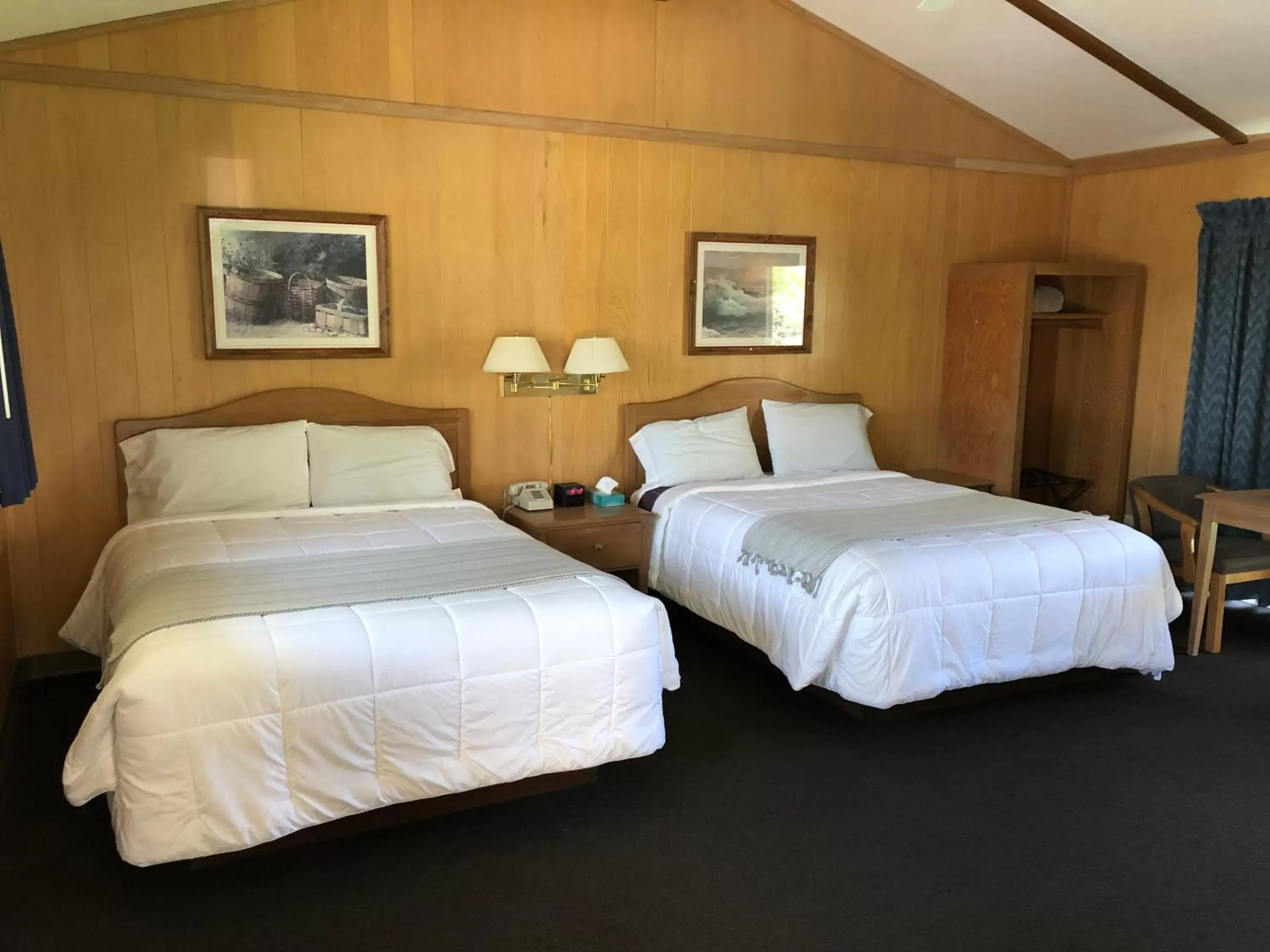 Bedroom, Bed in Meadowcliff Lodge Coleville