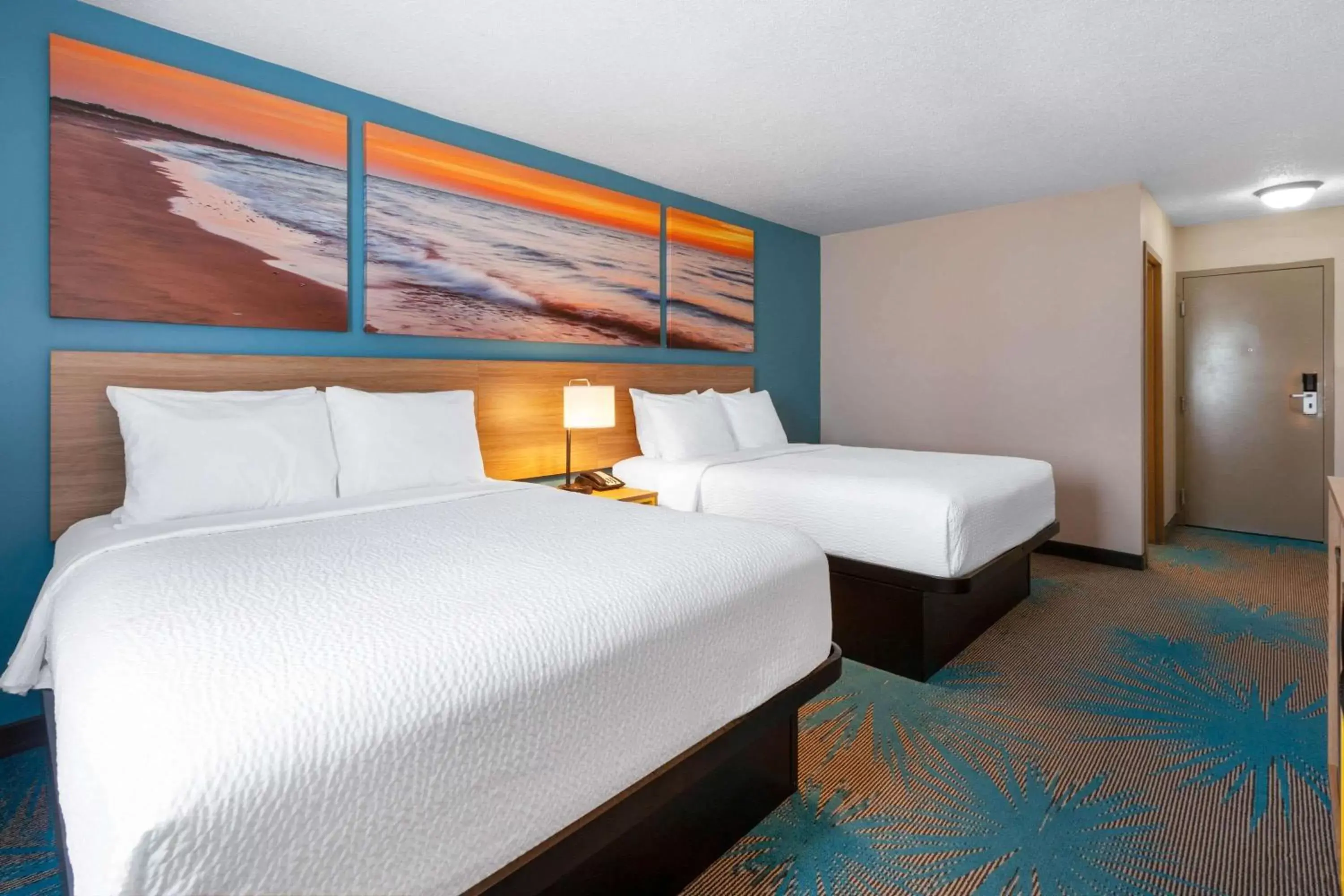 Photo of the whole room, Bed in Days Inn by Wyndham Sandusky Cedar Point