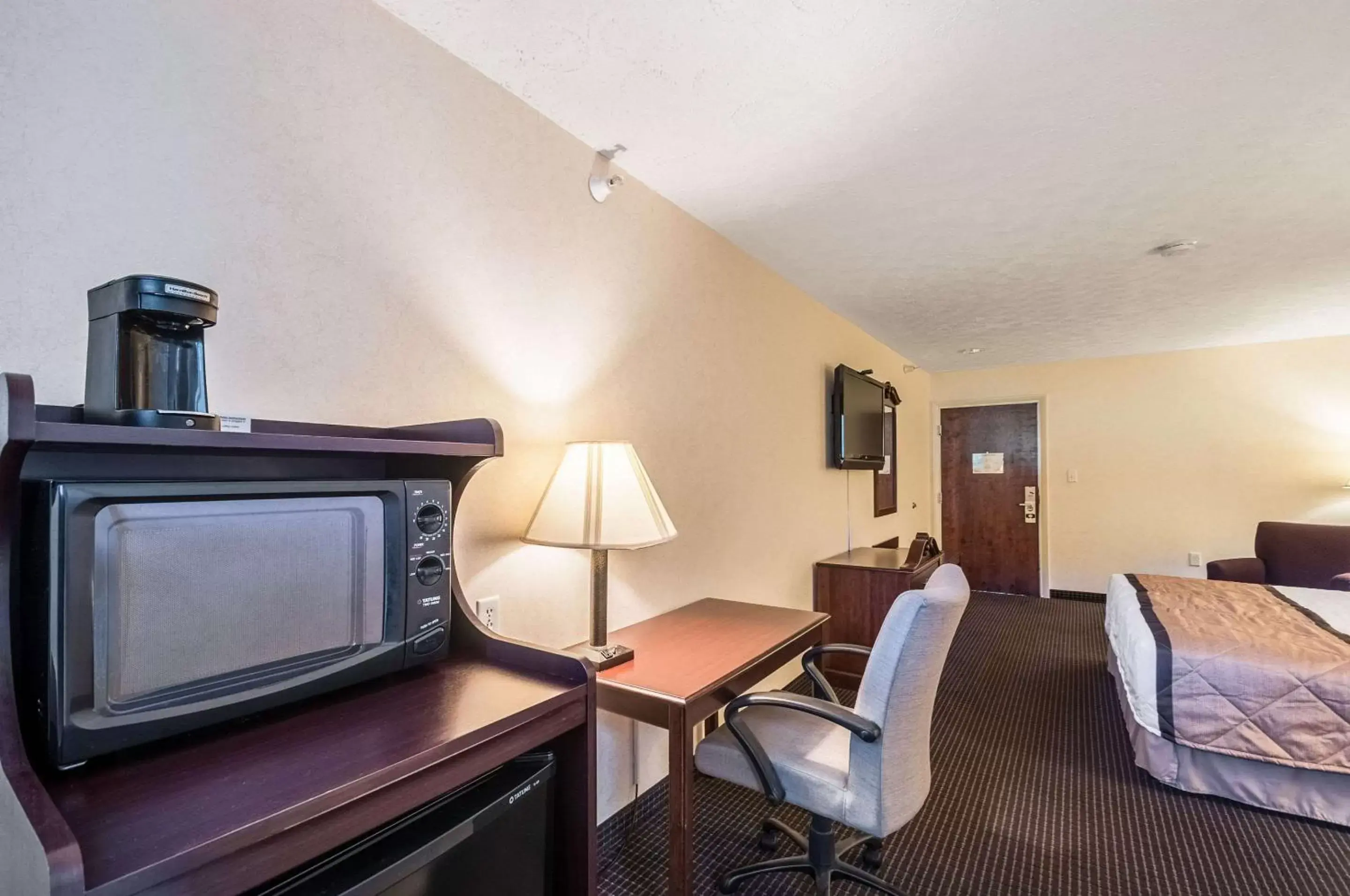 Photo of the whole room, Seating Area in Rodeway Inn and Suites - Charles Town,WV