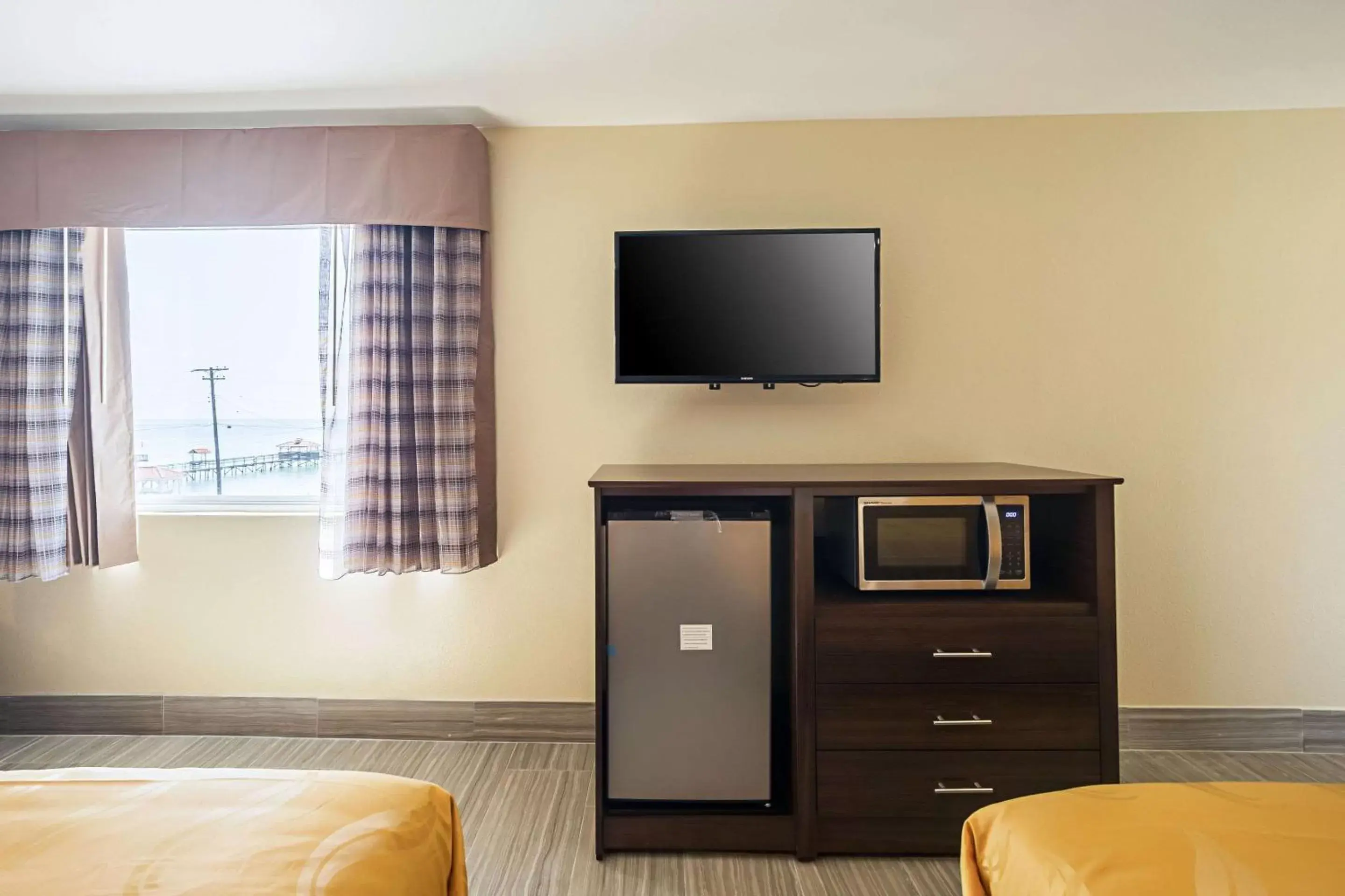 Photo of the whole room, TV/Entertainment Center in Quality Inn Rockport on Aransas Bay