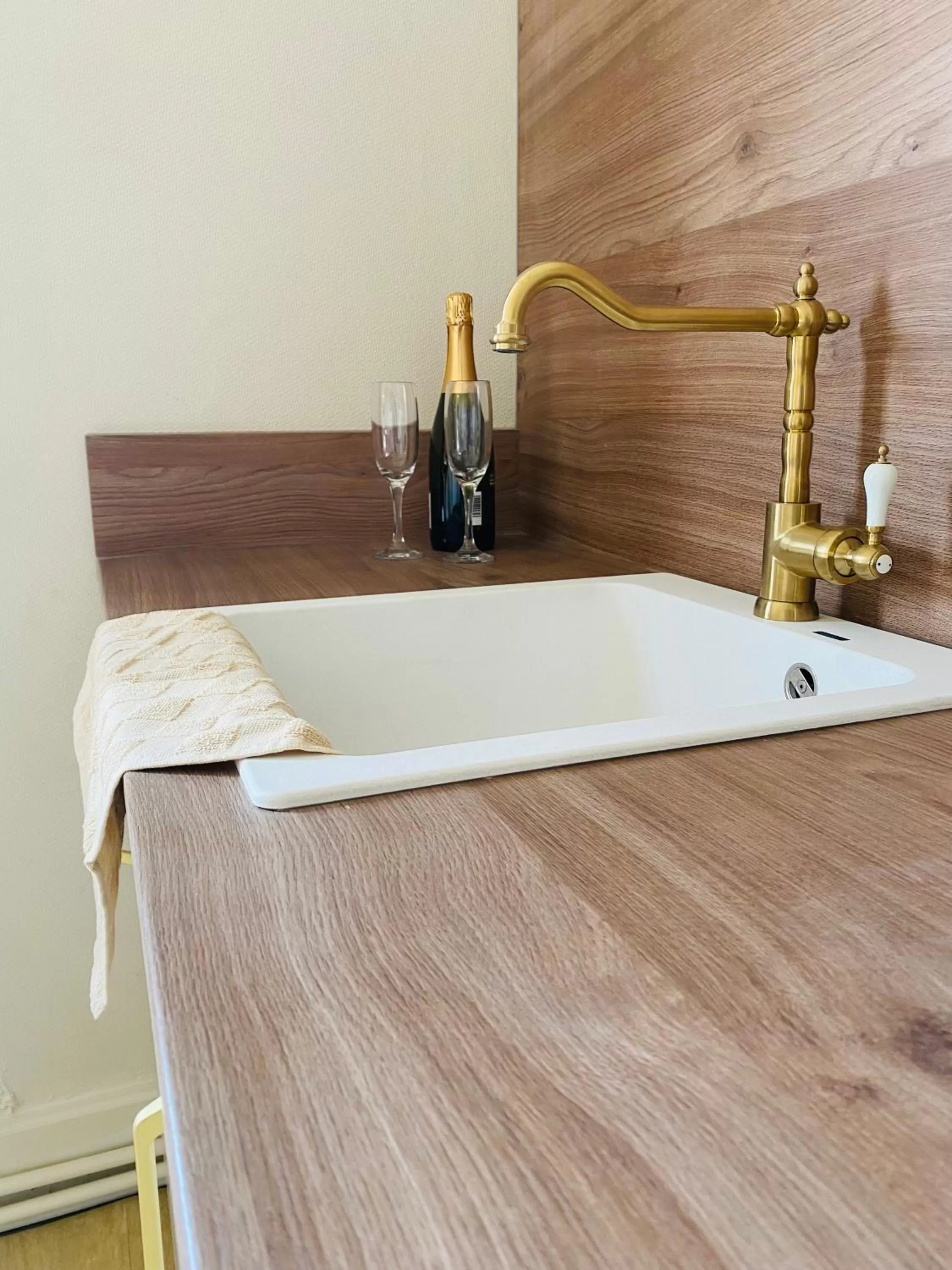 Kitchen or kitchenette in Villa La Dune - Ontbijt & parking inclusief