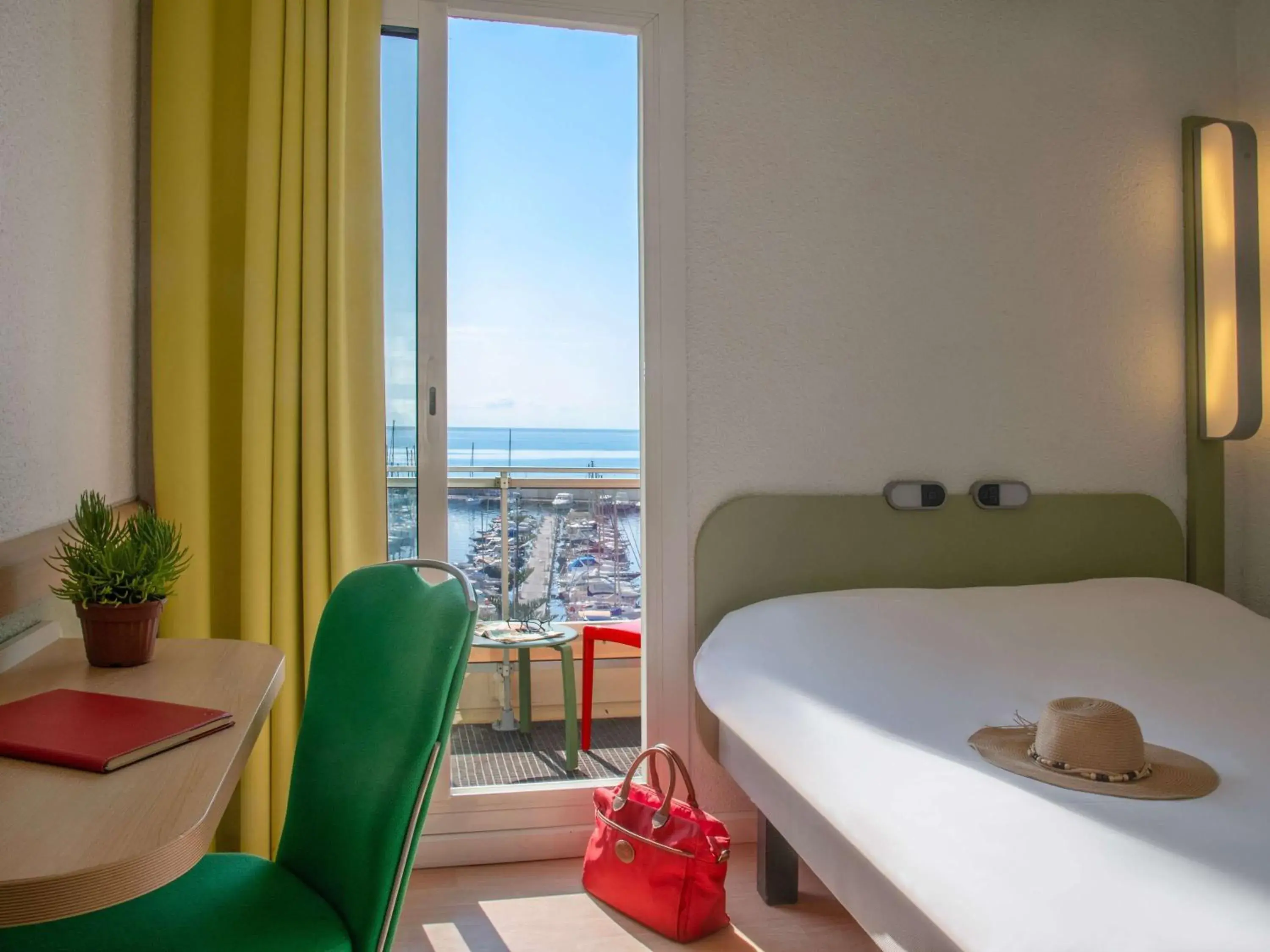 Bedroom, Bed in ibis budget Menton Bord de Mer Bedroom, Bed in ibis budget Menton Bord de Mer