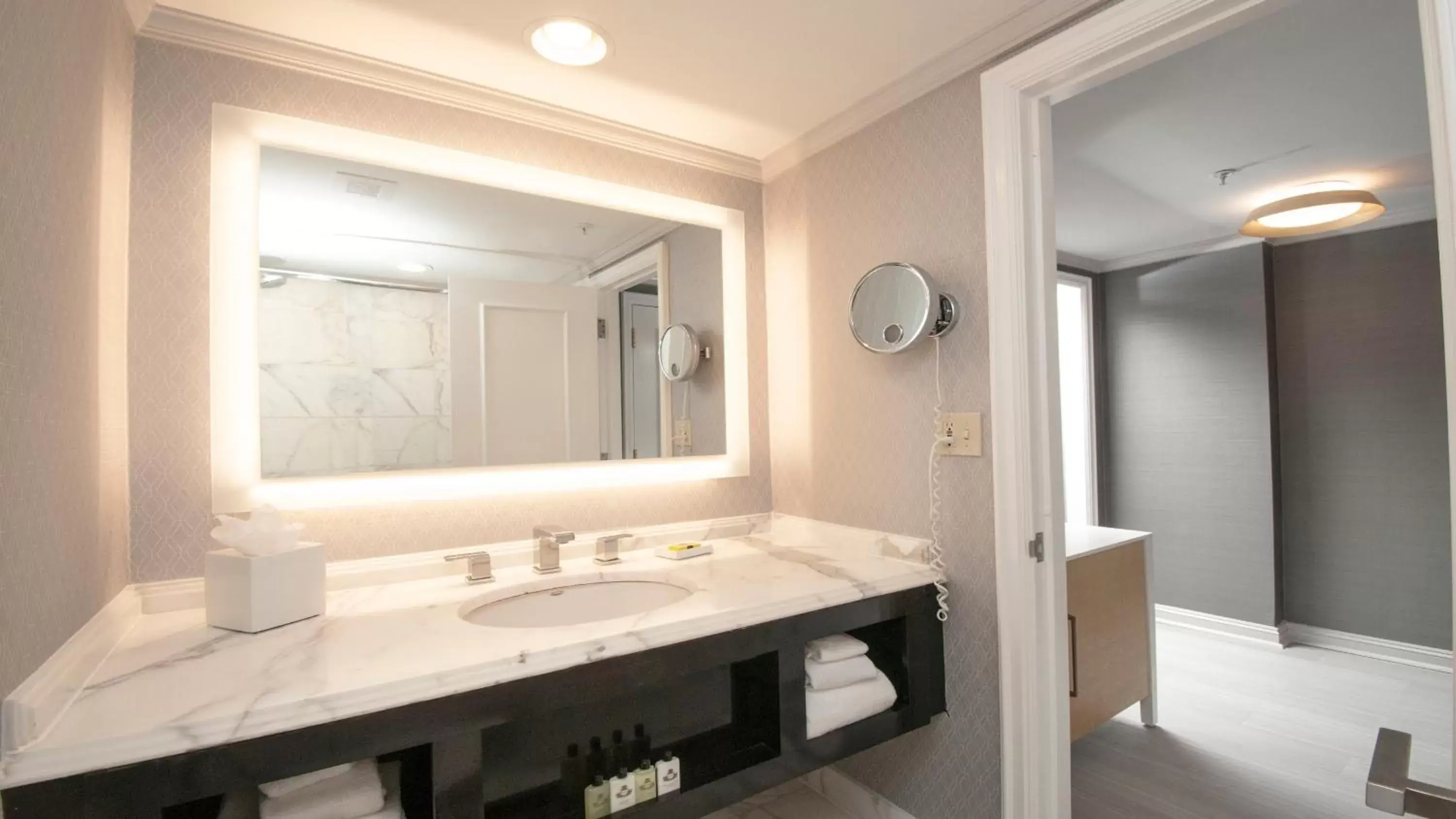 Standard Double Room with Two Double Beds and Plaza View - Lounge Access in InterContinental Kansas City at the Plaza by IHG Standard Double Room with Two Double Beds and Plaza View - Lounge Access in InterContinental Kansas City at the Plaza by IHG