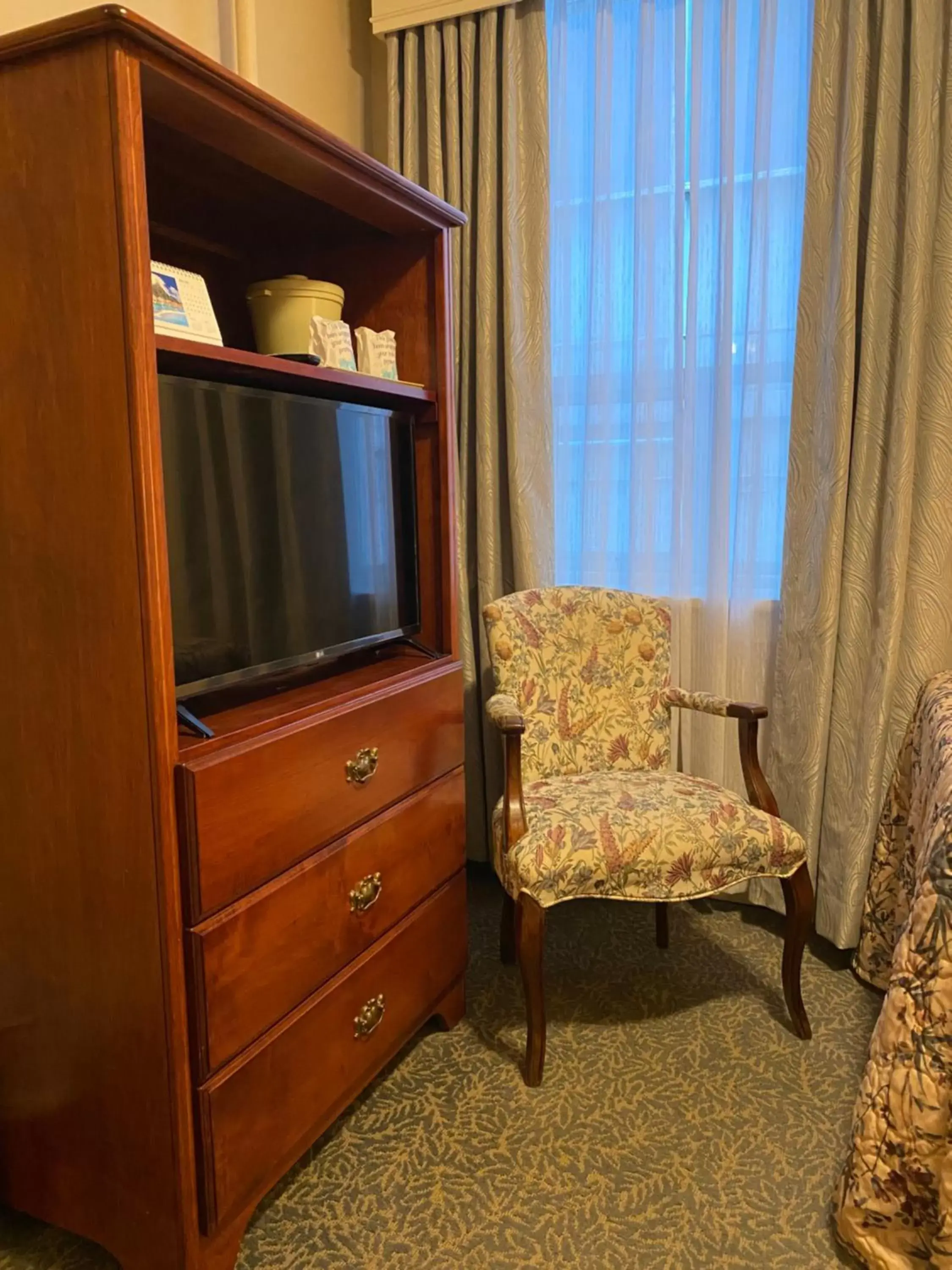 Bedroom, Seating Area in Kingston Hotel