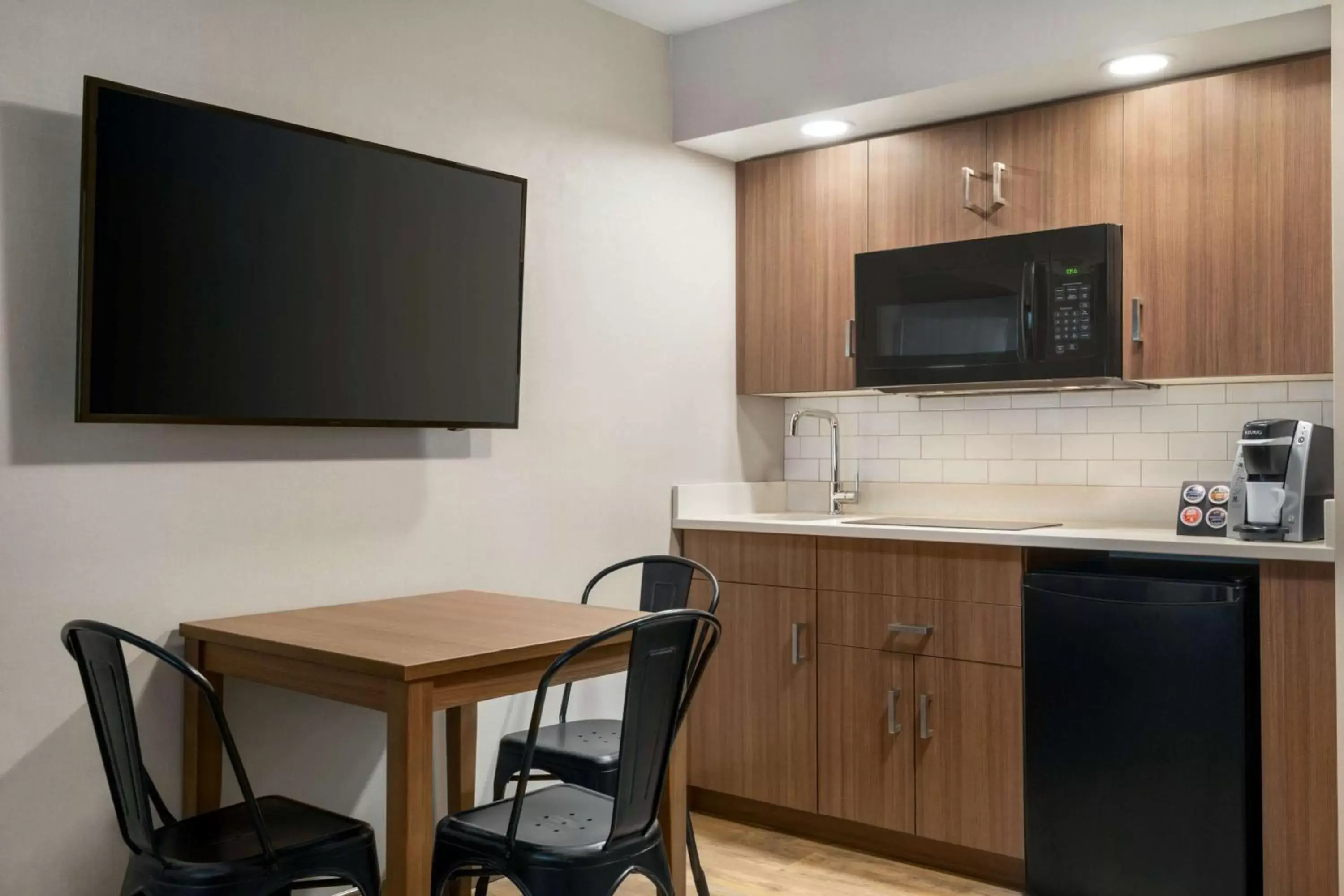 Photo of the whole room, Kitchen/Kitchenette in Ramada by Wyndham Airdrie Hotel & Suites