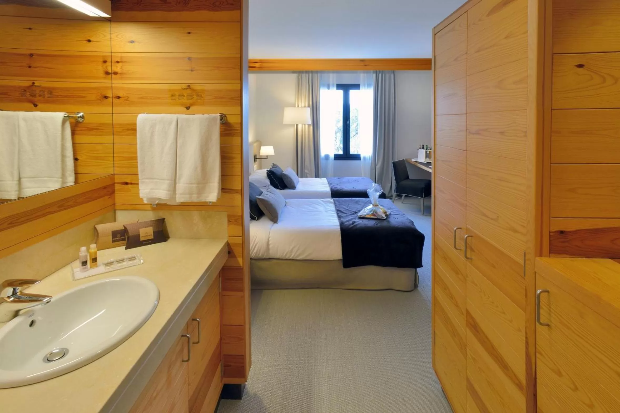 Photo of the whole room, Bed in Montanyà