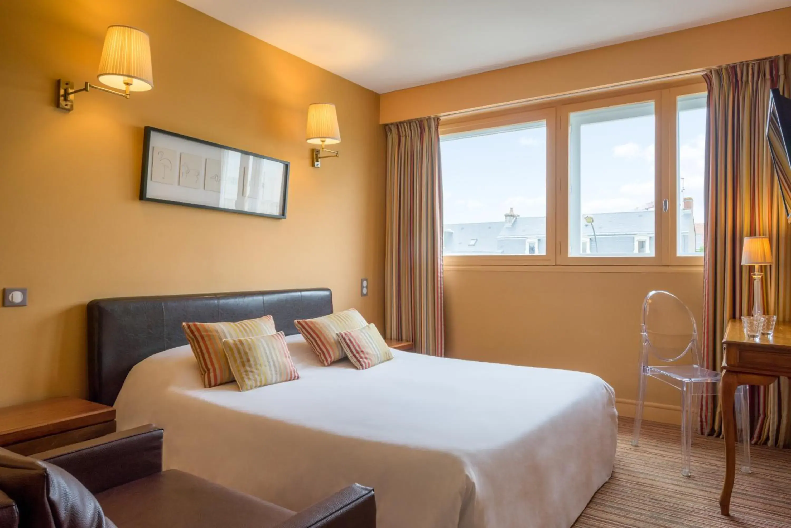 Bed in The Originals City, Hotel Napoleon, La Roche-sur-Yon (Inter-Hotel)