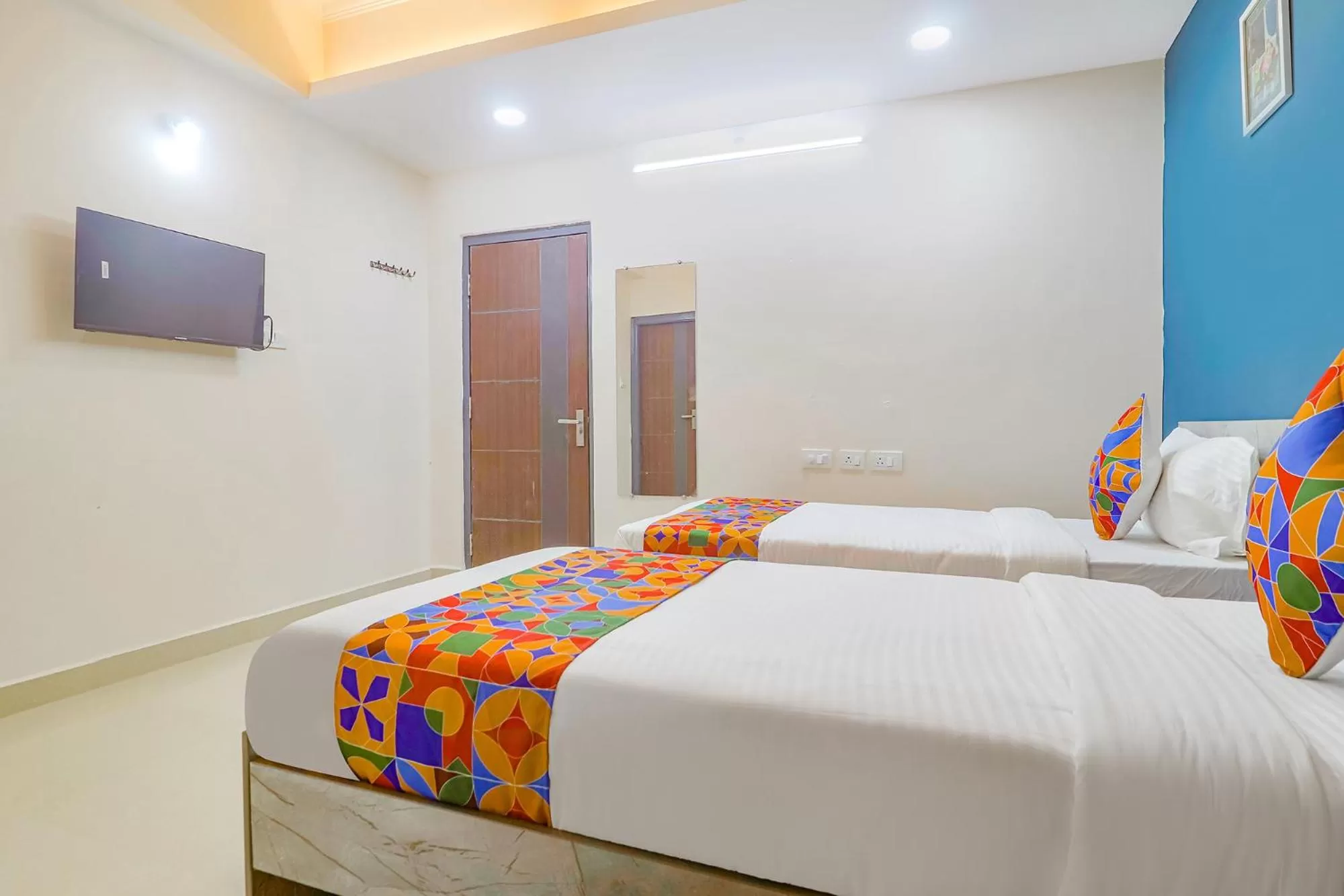 Bed in FabHotel Broholic Suites - Nr US Consulate, Financial District