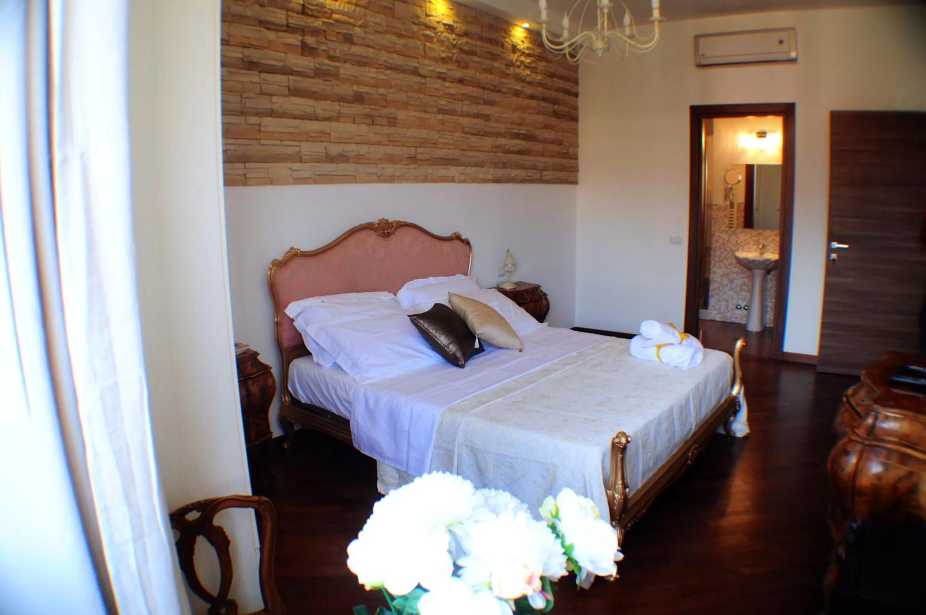 TV and multimedia, Bed in Little Rhome Suites