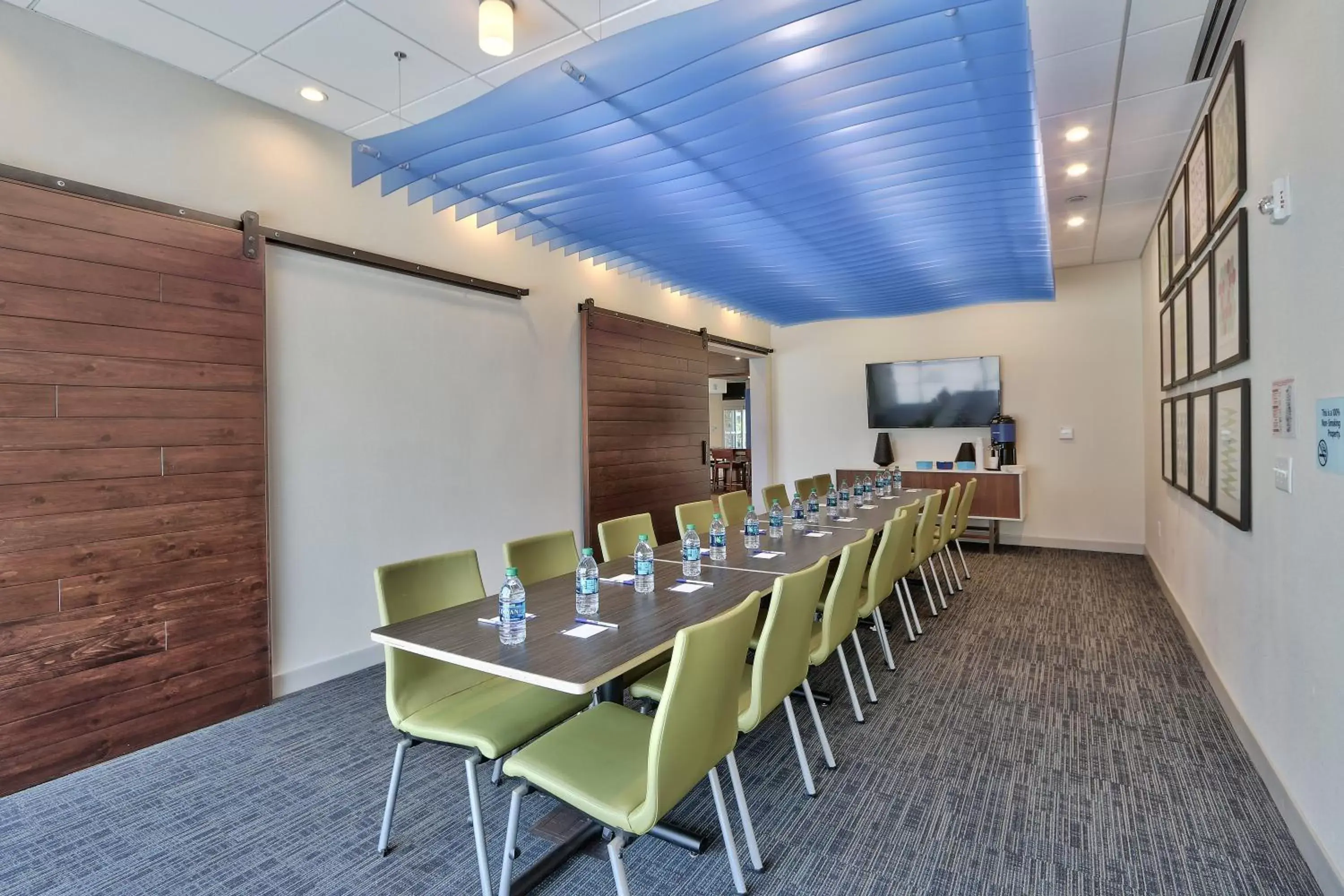 Meeting/conference room in Holiday Inn Express & Suites - Roswell, an IHG Hotel
