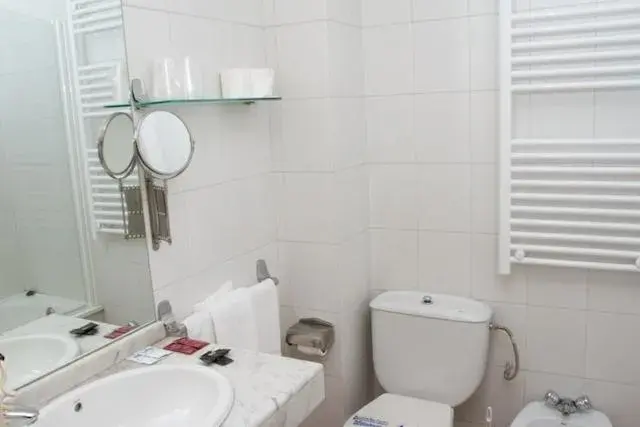 Bathroom in Hotel Comapedrosa