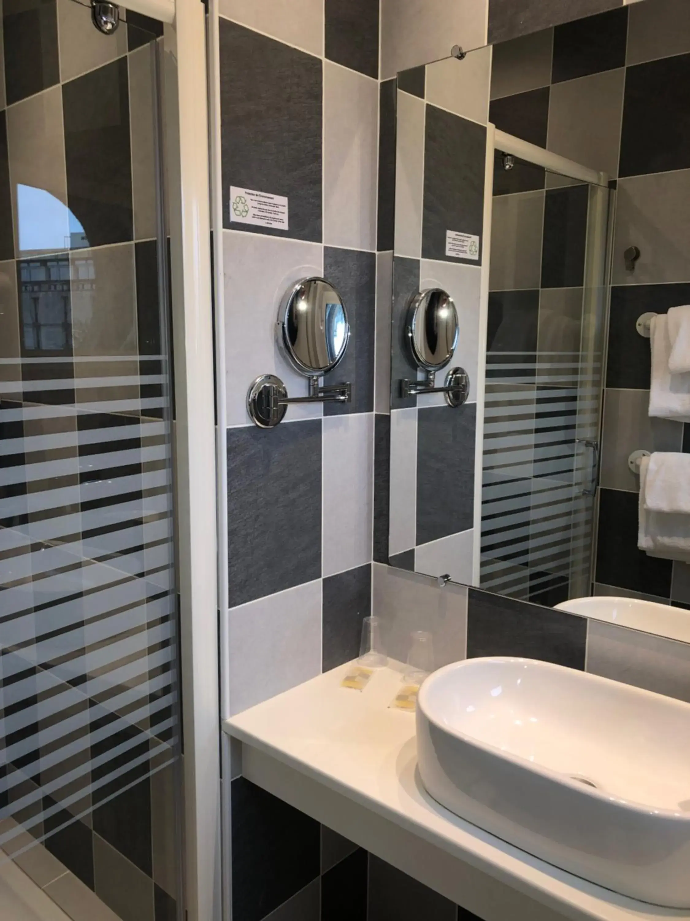 Bathroom in Hotel Anne De Bretagne
