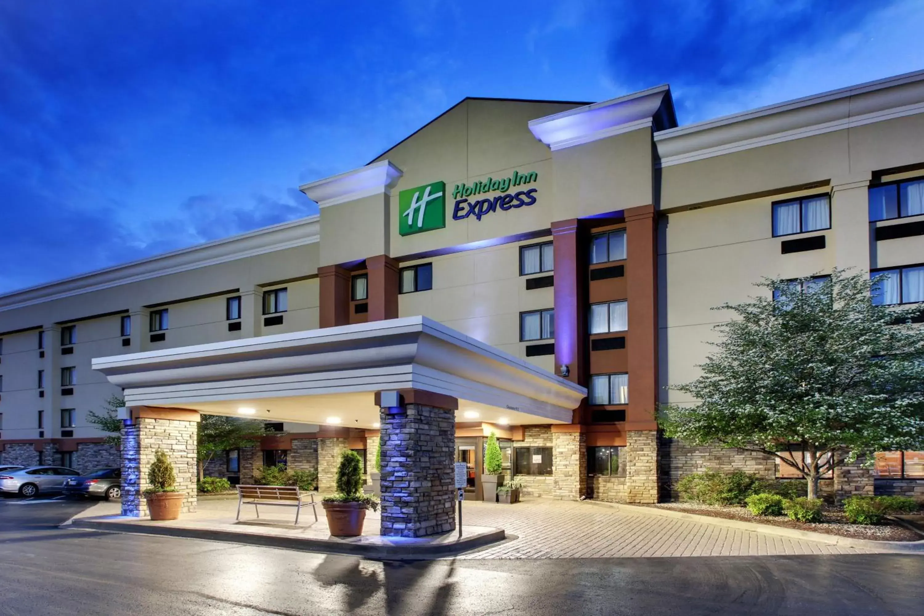 Property building in Holiday Inn Express Hotel Fort Campbell-Oak Grove by IHG Property building in Holiday Inn Express Hotel Fort Campbell-Oak Grove by IHG