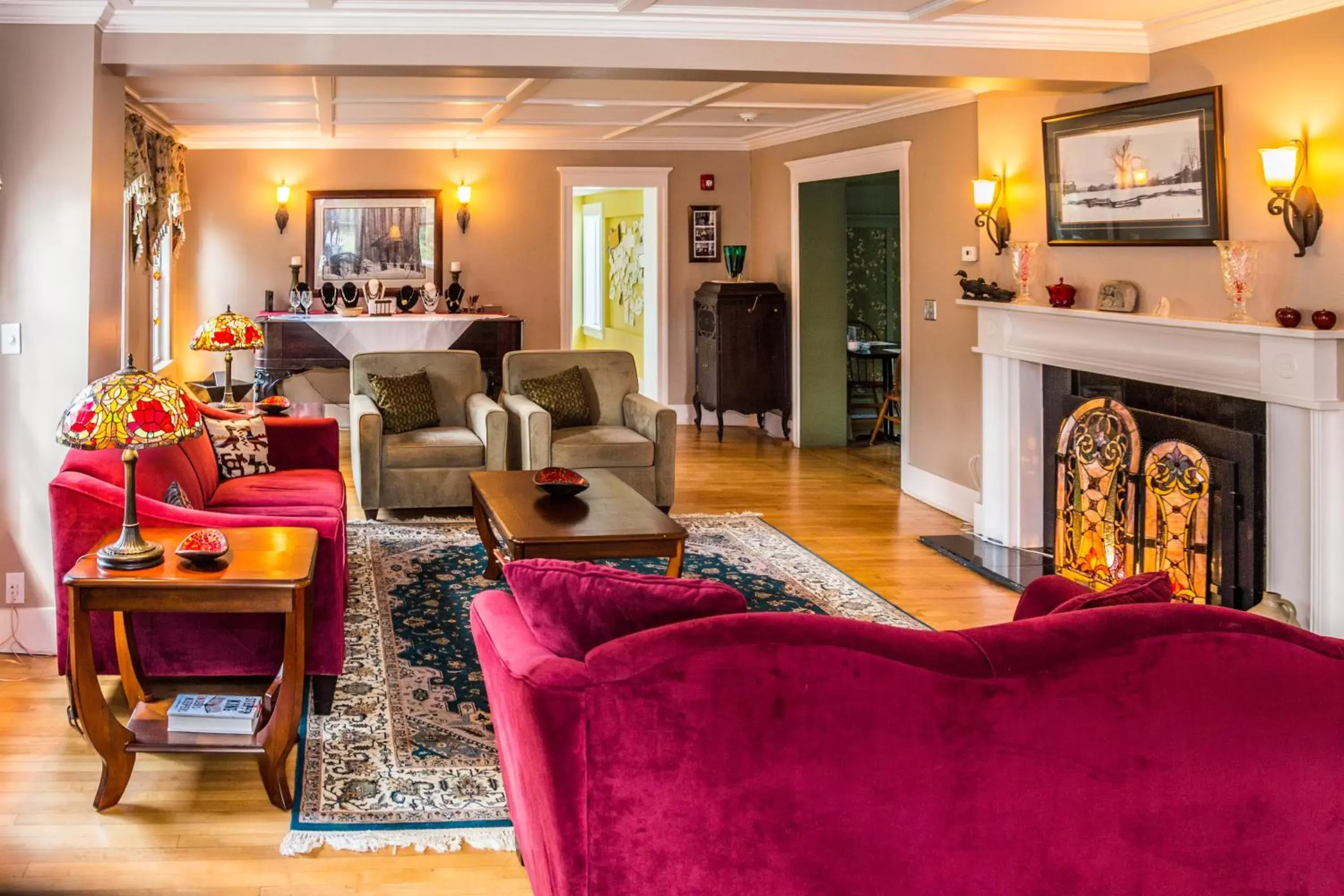 Living room, Lobby/Reception in Cranmore Inn and Suites, a North Conway boutique hotel