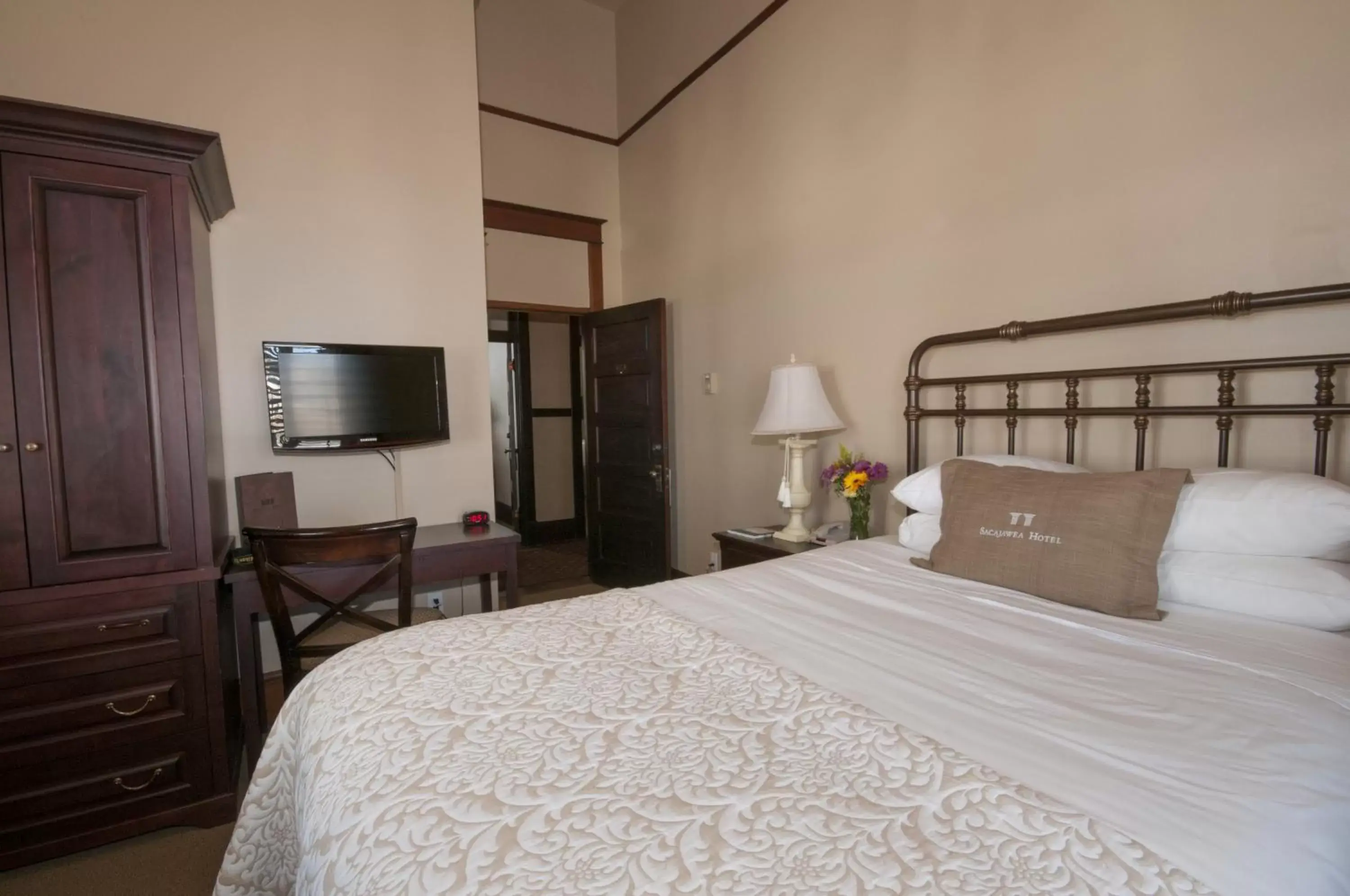 Bedroom, Bed in The Sacajawea Hotel