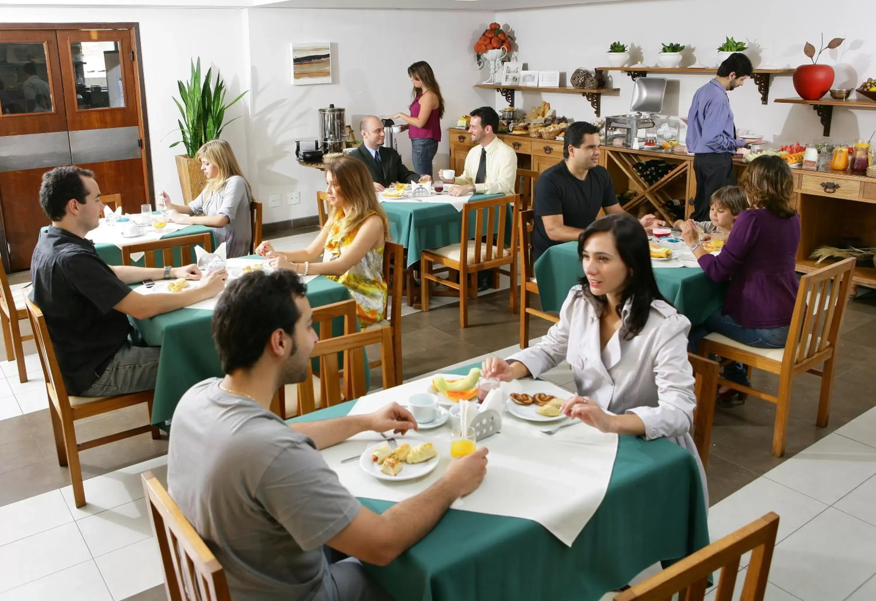 Restaurant/Places to Eat in Serrano Residencial Hotel