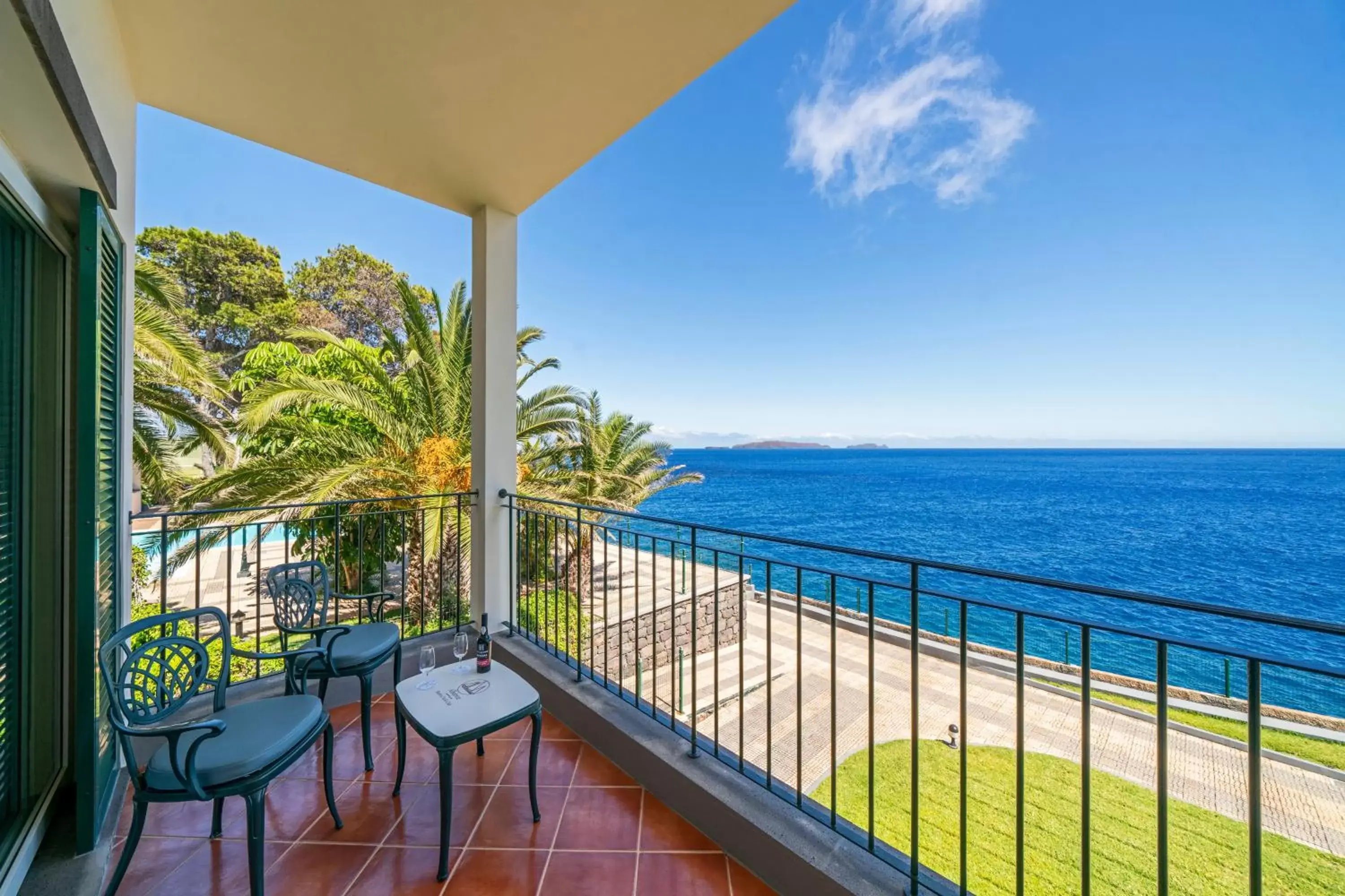 Seating area, Balcony/Terrace in Albatroz Beach & Yacht Club
