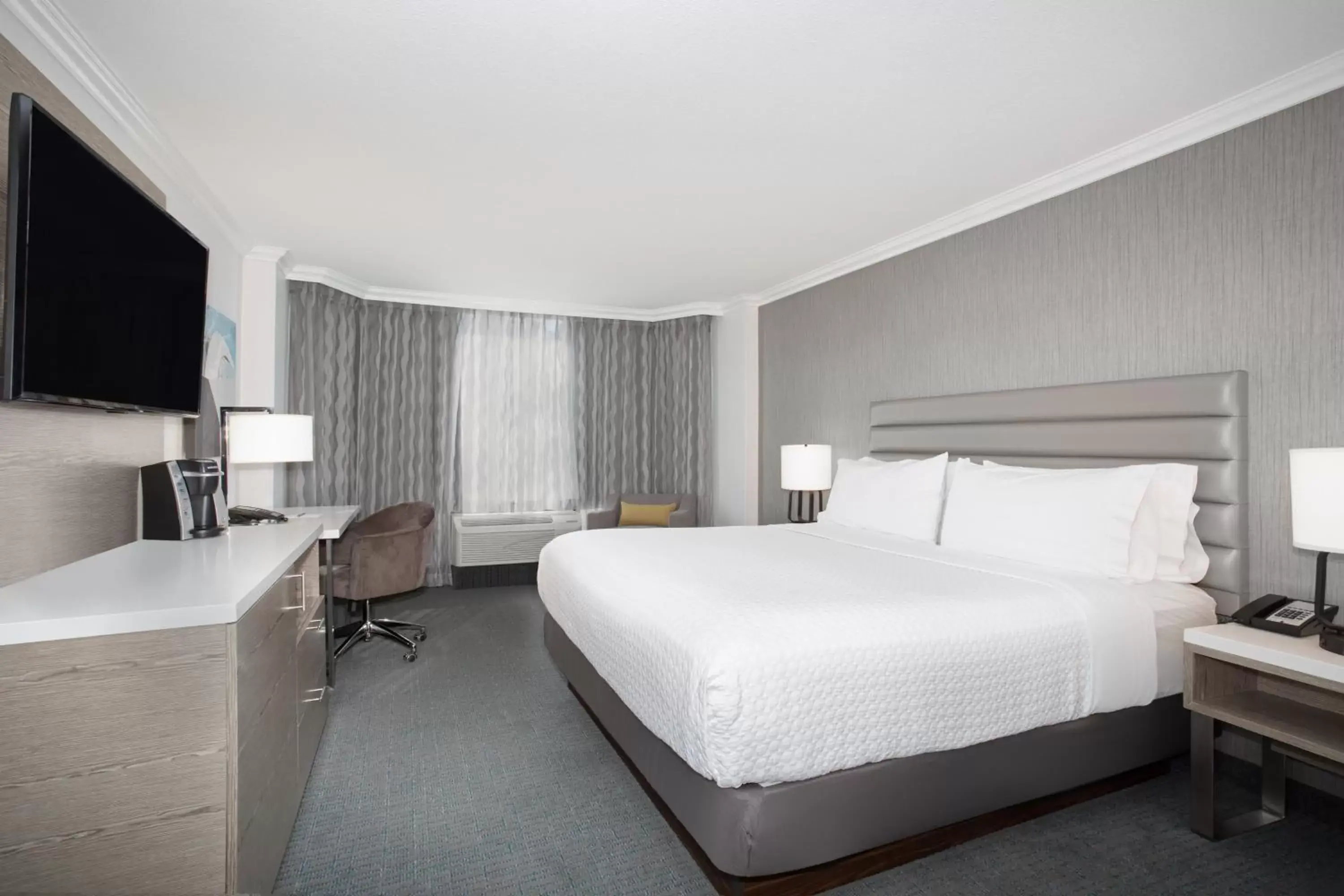 Photo of the whole room, Bed in Crowne Plaza Costa Mesa Orange County by IHG Photo of the whole room, Bed in Crowne Plaza Costa Mesa Orange County by IHG