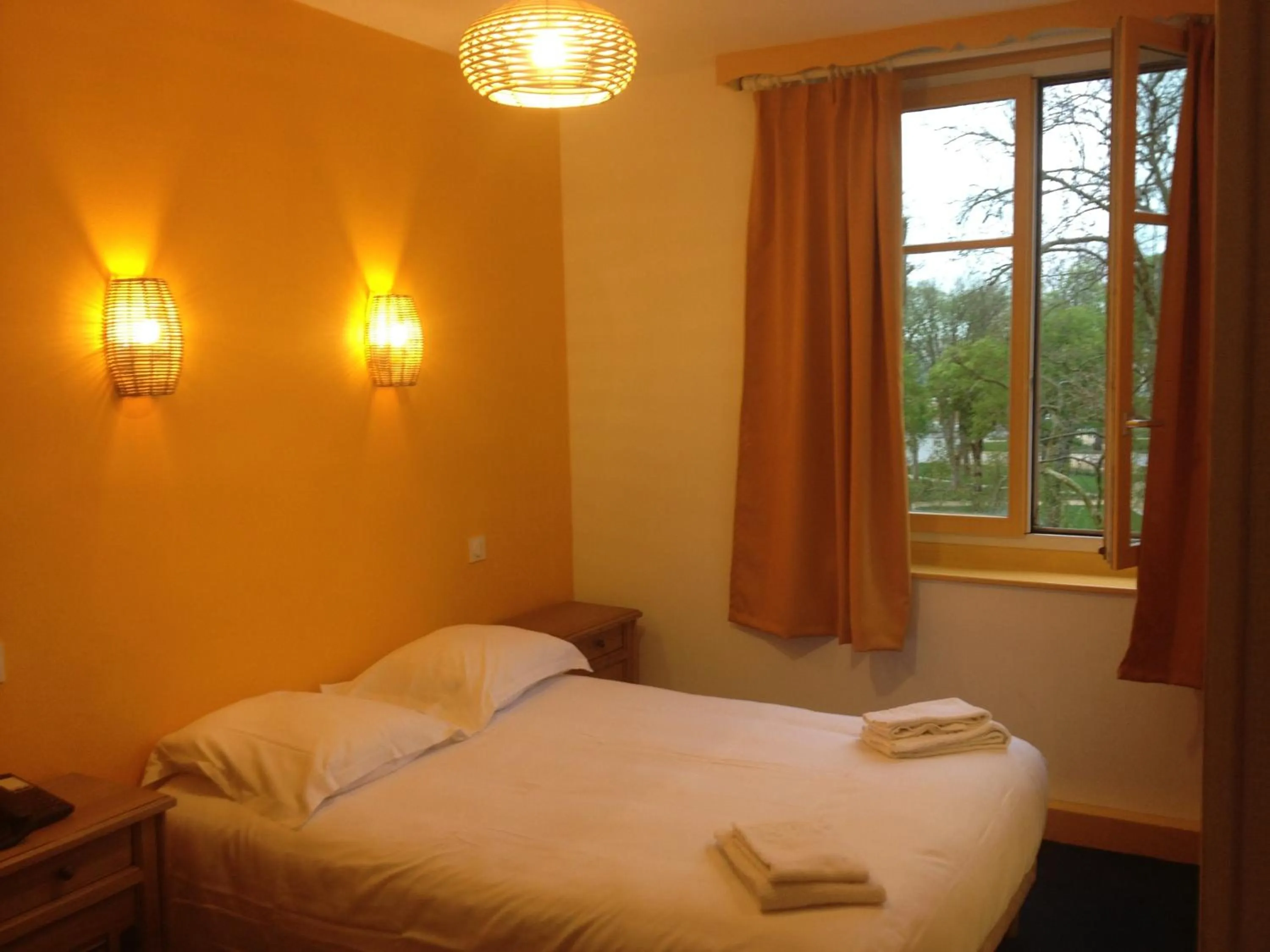 Bed in Hotel Couleurs Sud Centre-ville Gare Charleville-Mézières