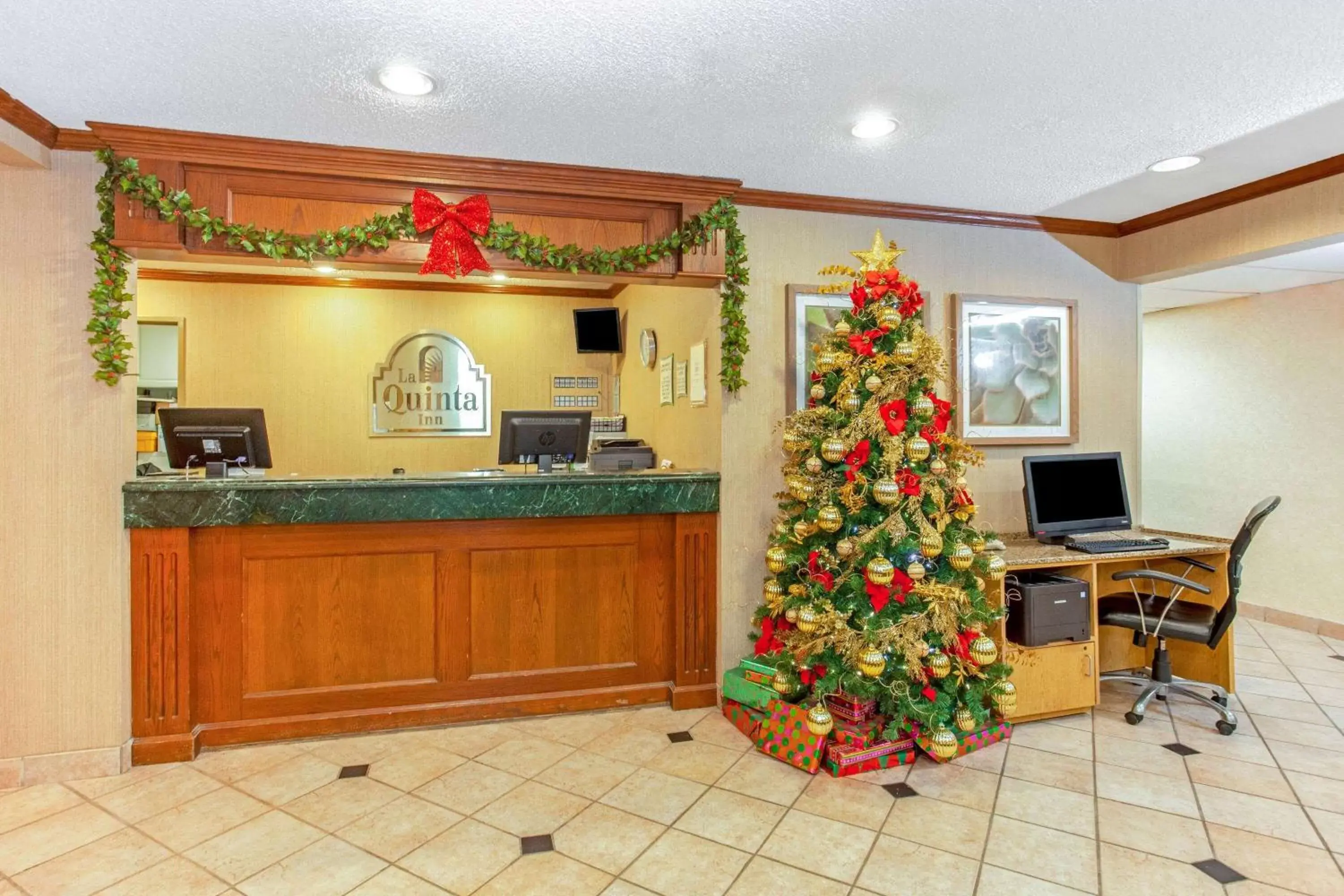 Lobby or reception, Lobby/Reception in La Quinta Inn by Wyndham Milwaukee Airport / Oak Creek