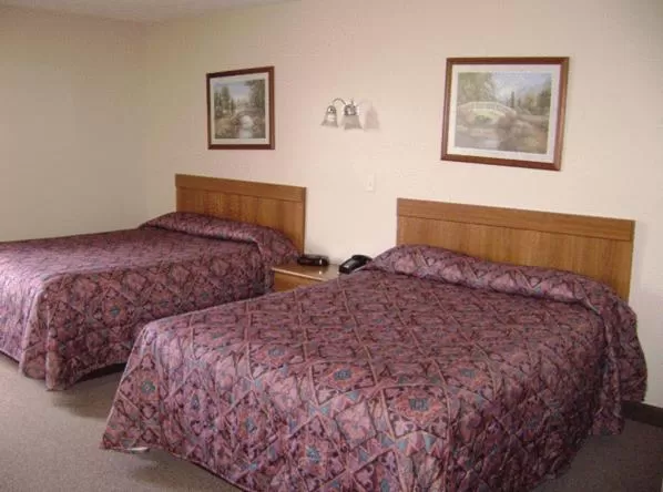 Smoking Two Queens in Fairway Inn Florence Indiana