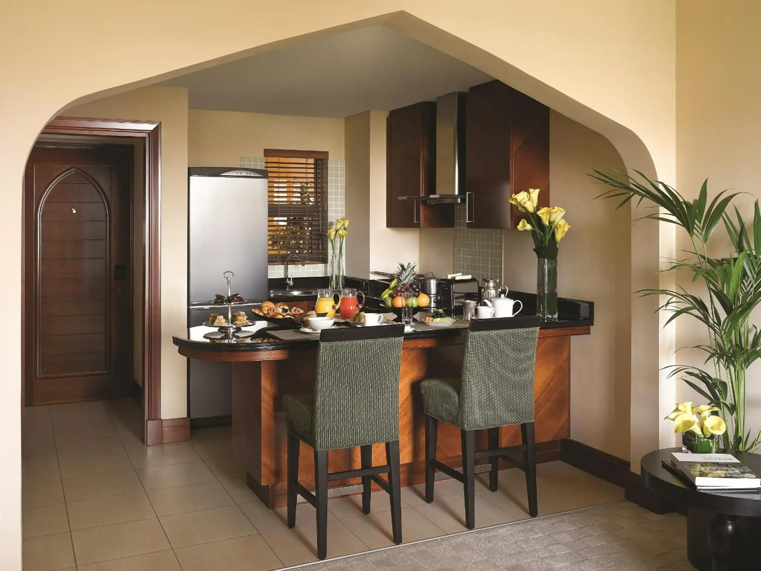 Kitchen or kitchenette in Shangri-La Hotel Apartments Qaryat Al Beri